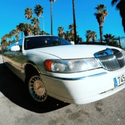 Un coche blanco con matrícula 745