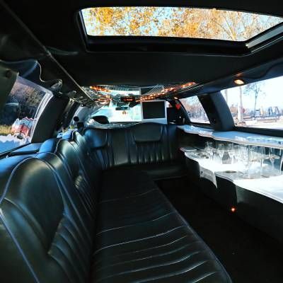 El interior de una limusina con bar y televisor de pantalla plana.