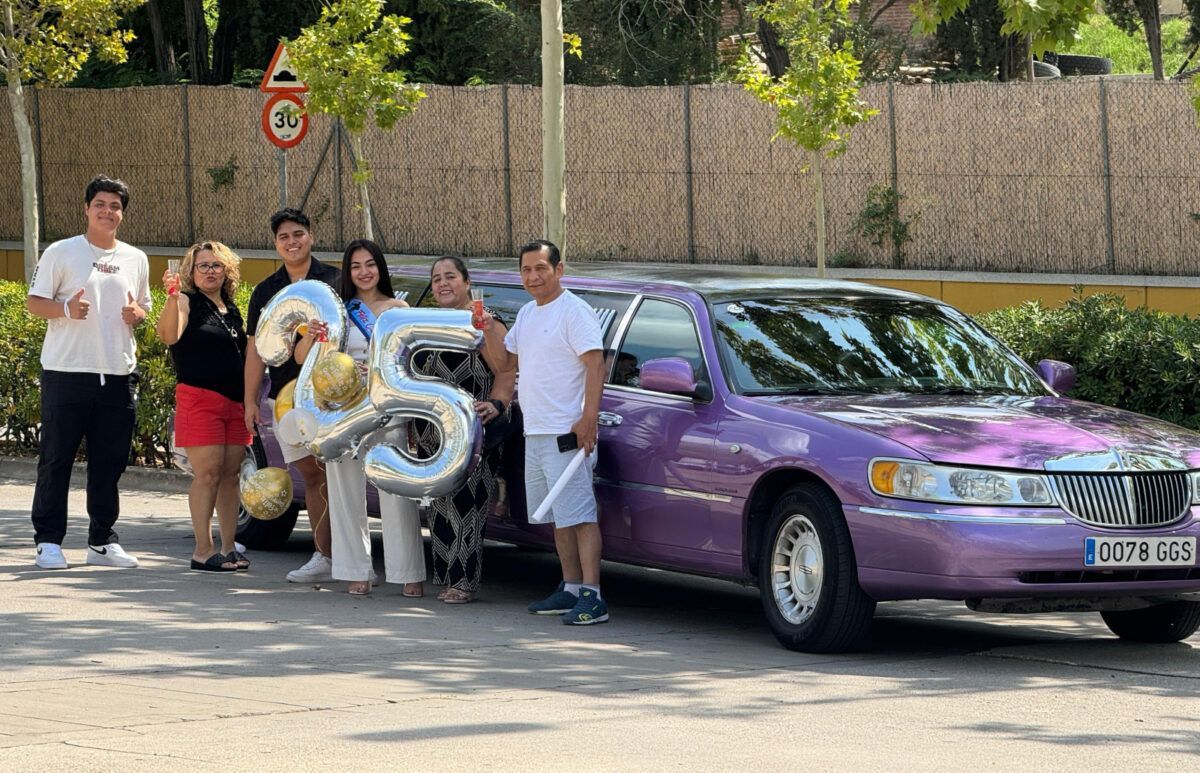 Un grupo de personas está de pie frente a una limusina violeta.