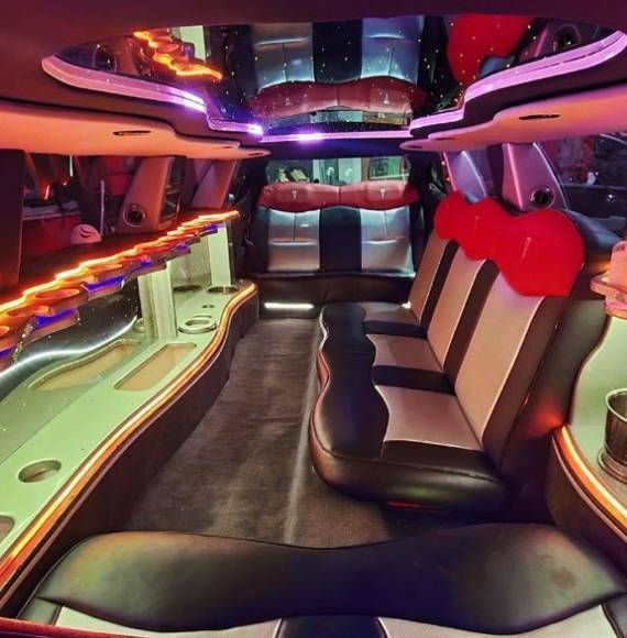 El interior de una limusina con un lazo rojo en el asiento trasero.