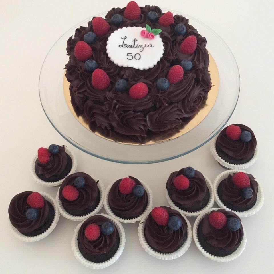 Una torta al cioccolato con frutti di bosco e il numero 50 sopra