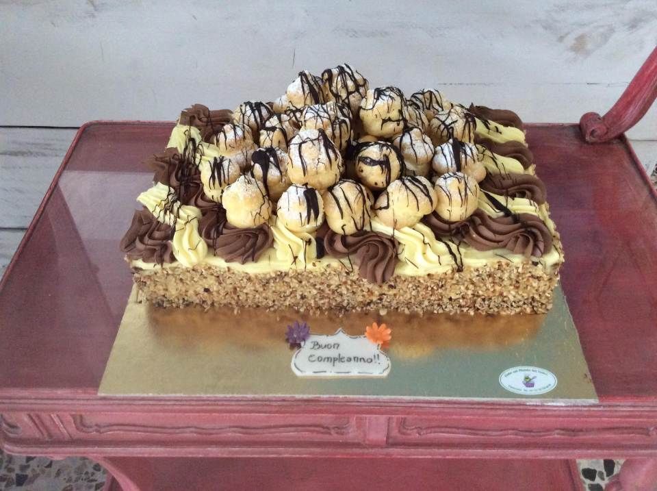 Una torta su un tavolo con la parola compleanno sopra