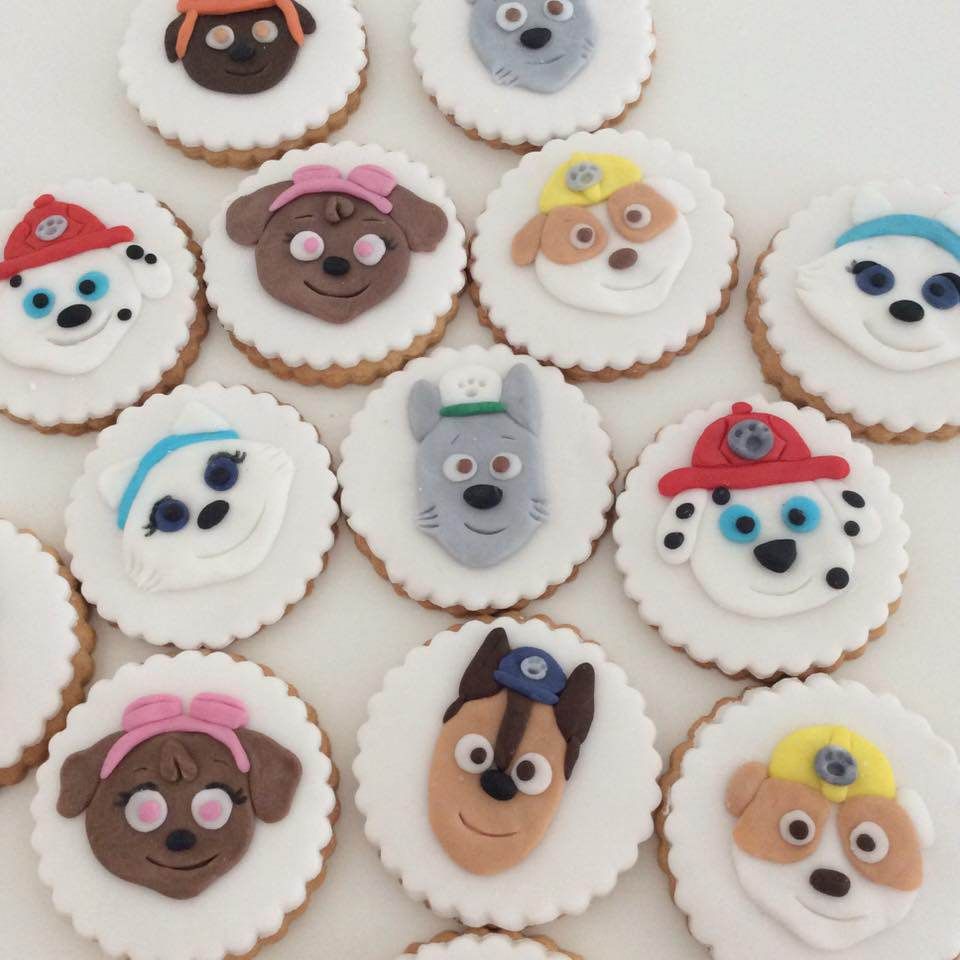 Un mucchio di biscotti con i personaggi di Paw Patrol sopra