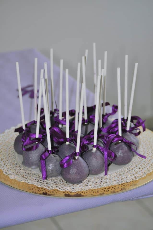 Ci sono molti tipi diversi di dessert sul tavolo, tra cui ciambelle, cupcake e una fetta di torta.