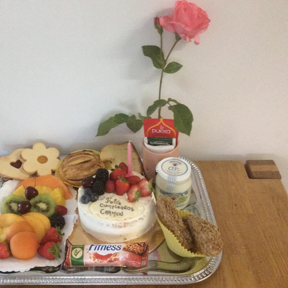 Un vassoio di cibo con una torta con la scritta feliz cumpleanos