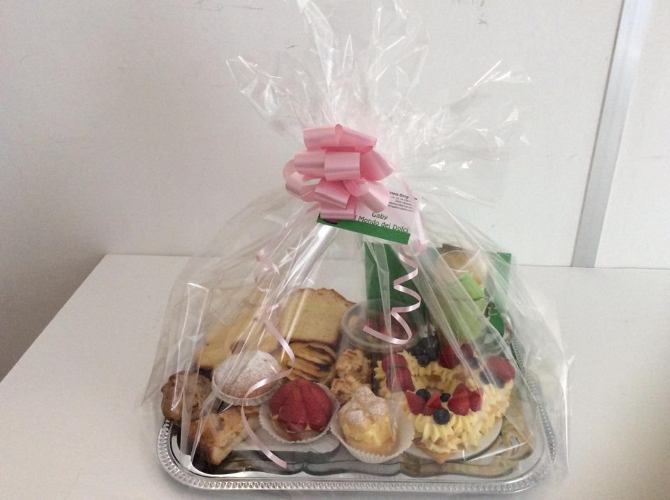 Un piatto di pancake, bacon, uova e sciroppo su un tavolo.