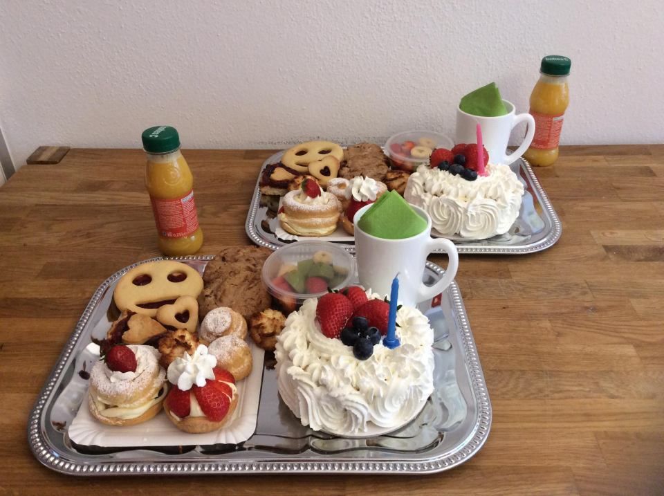 Due vassoi di dolci e bevande su un tavolo di legno