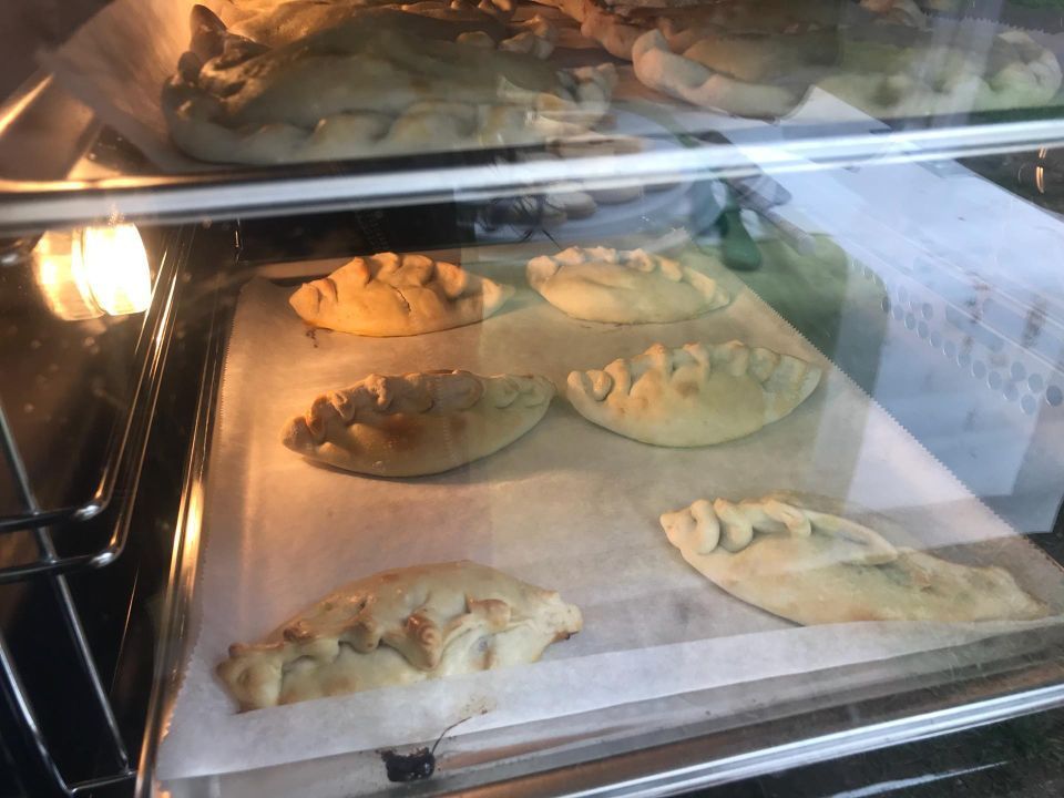 Un mucchio di dolci sta cuocendo in un forno.