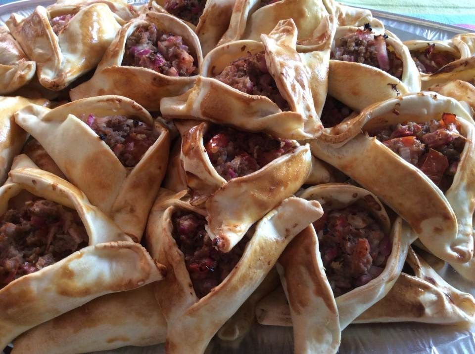 Un primo piano di un piatto di cibo con molto cibo sopra