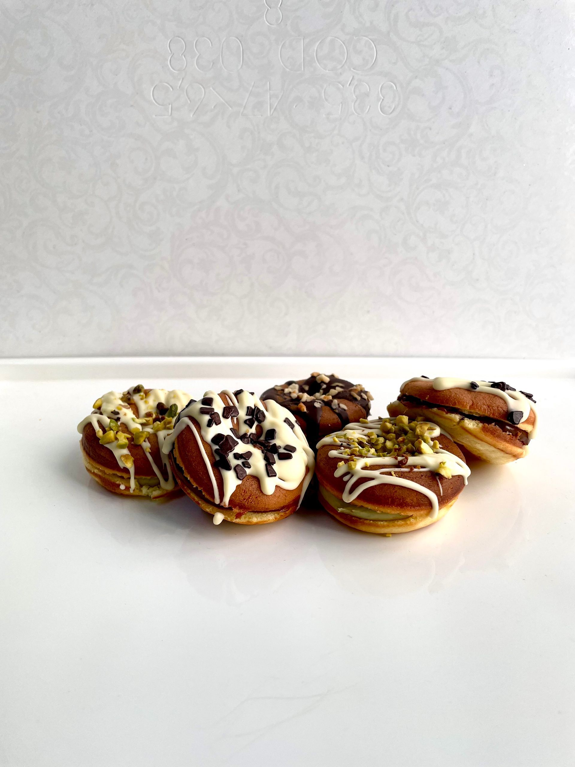 Una pila di croissant con mandorle e zucchero a velo su un tavolo.