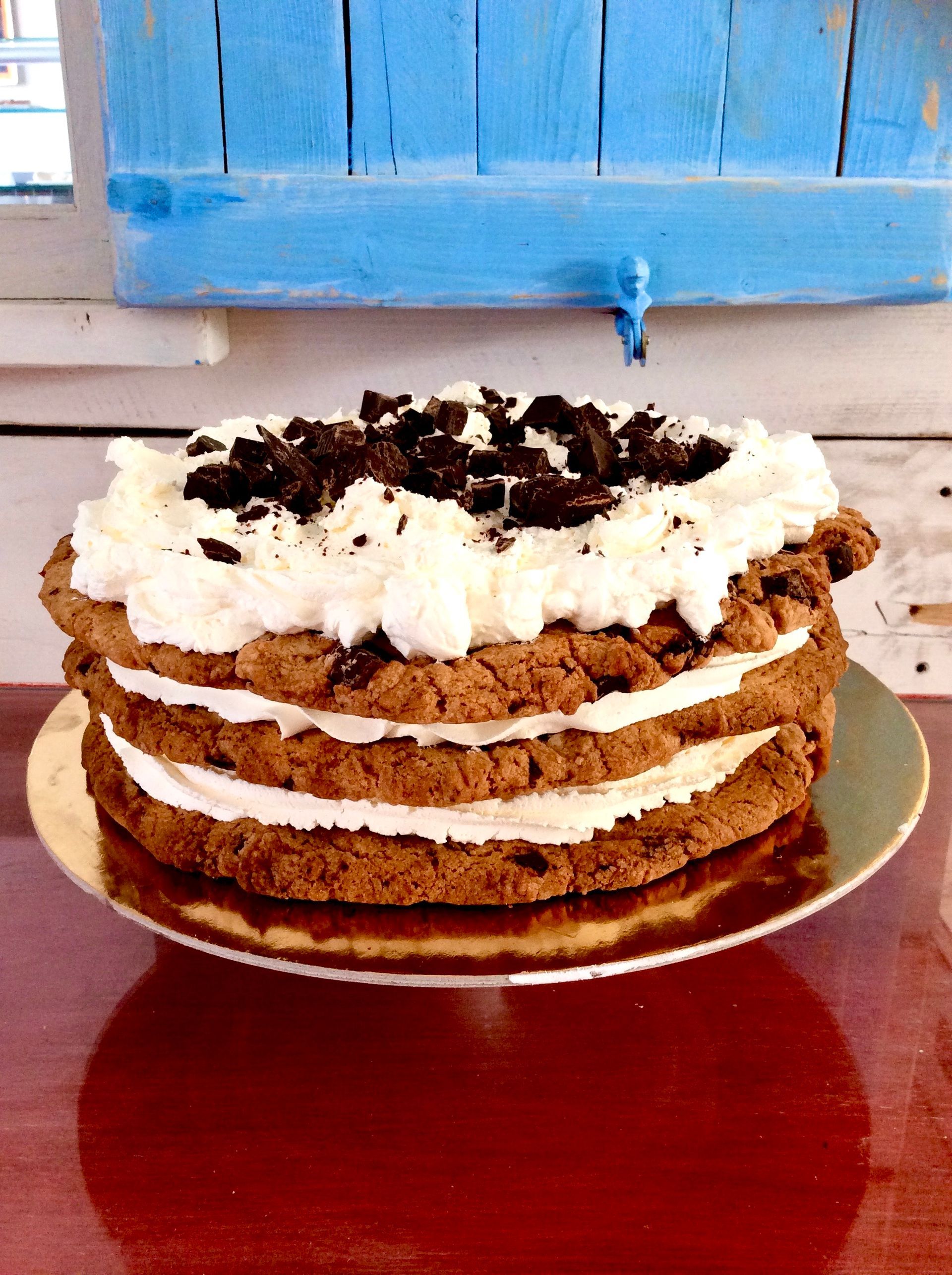 Una torta con la scritta congratulazioni reem e sandra