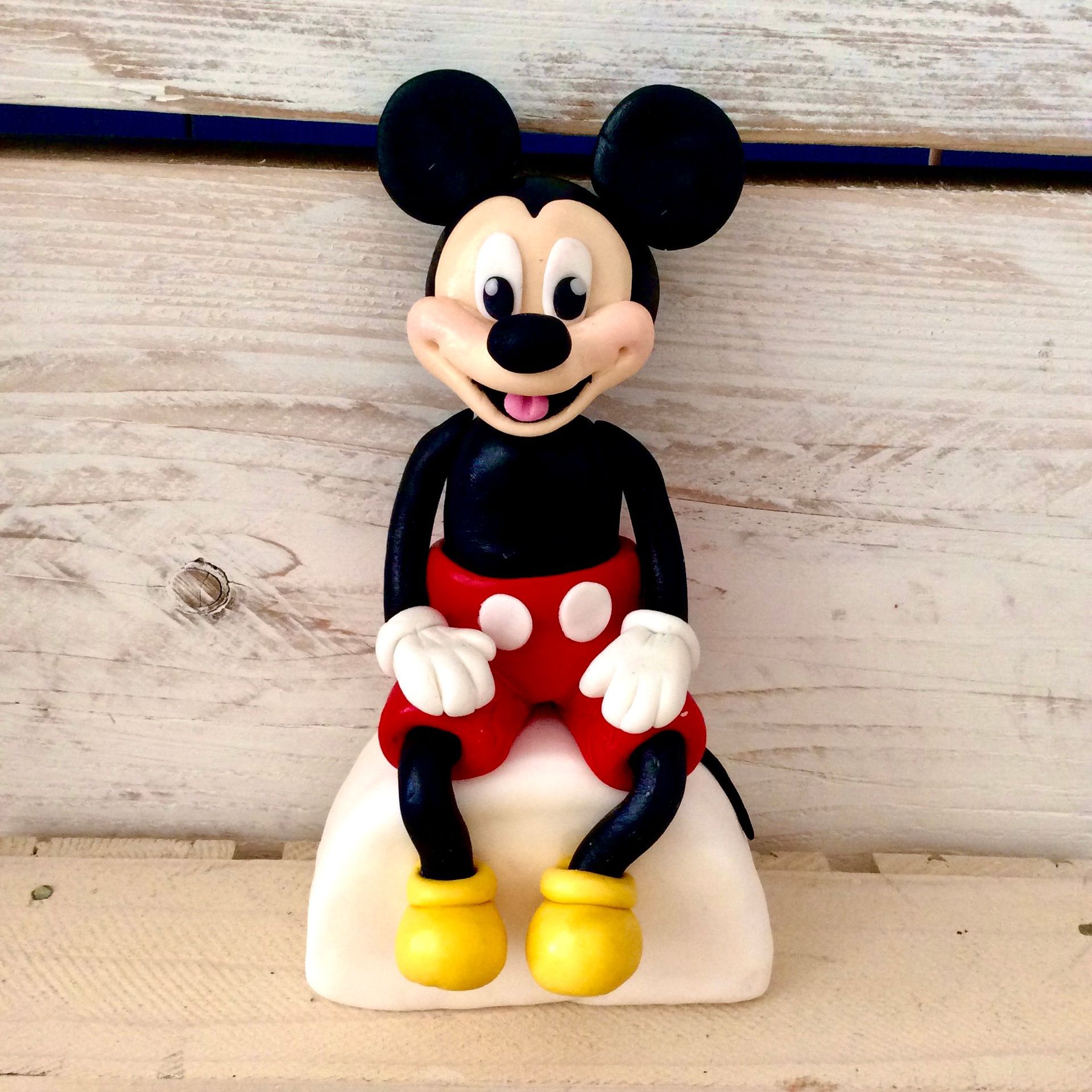 Due biscotti a forma di cuore con la scritta ti amo scritta sopra