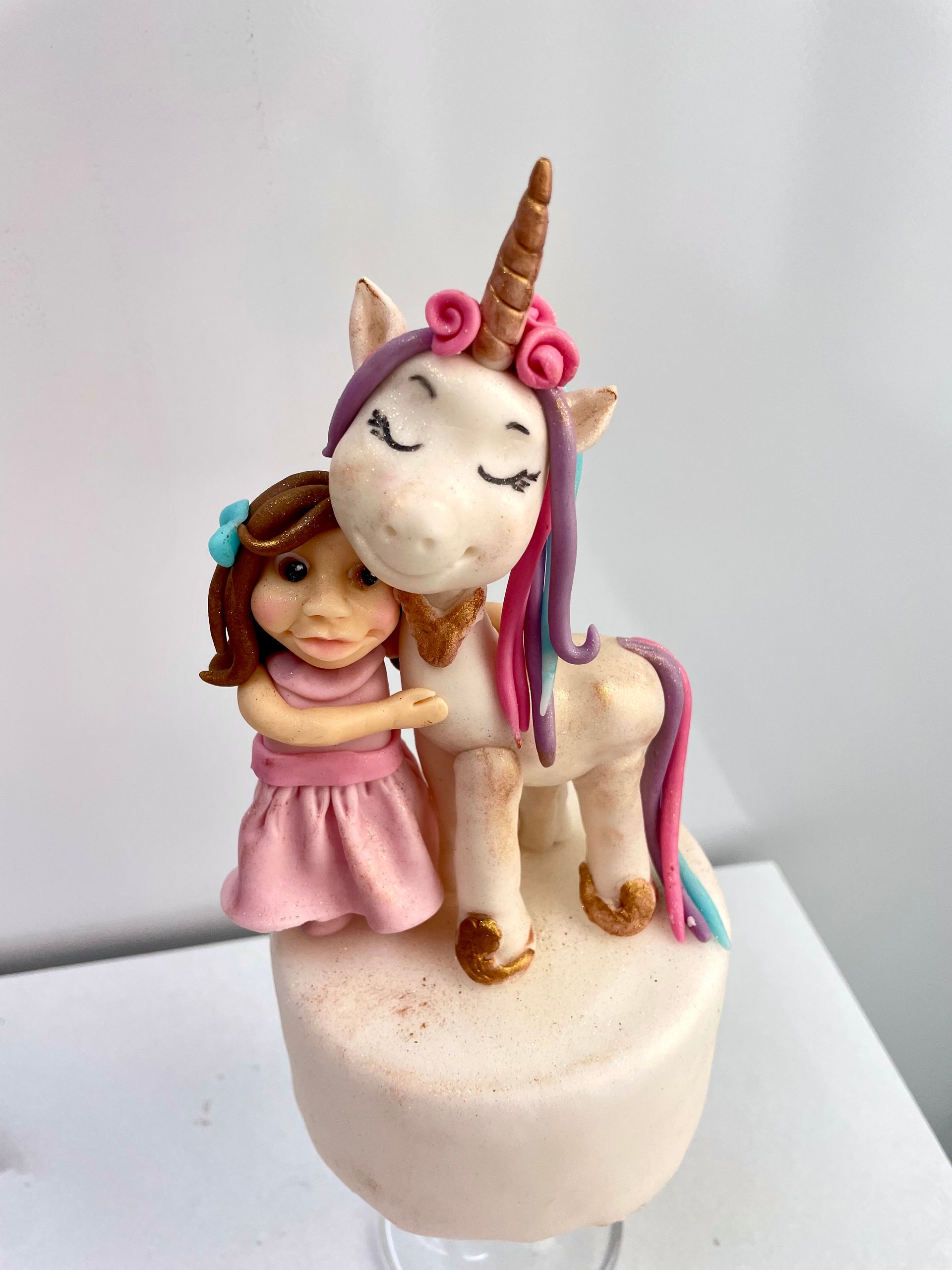 Un mucchio di biscotti nuziali è appoggiato su un mucchio di fieno.