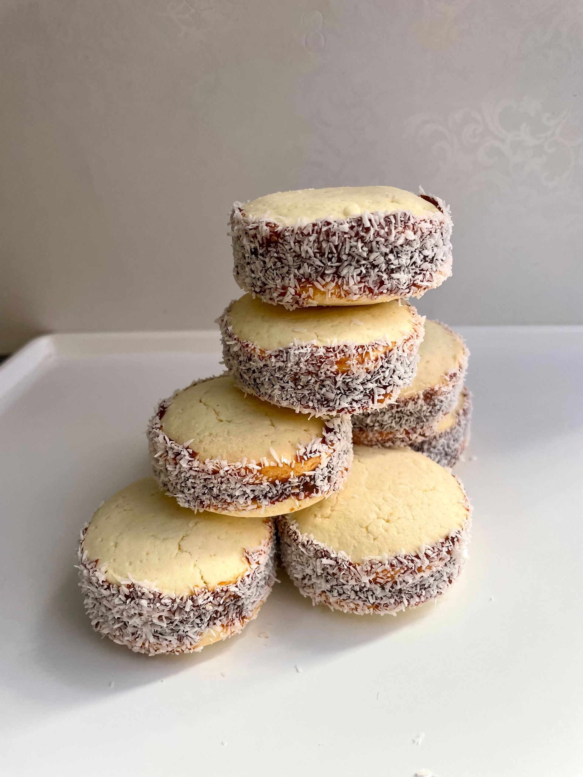 Un tavolo con un mucchio di torte e biscotti sopra