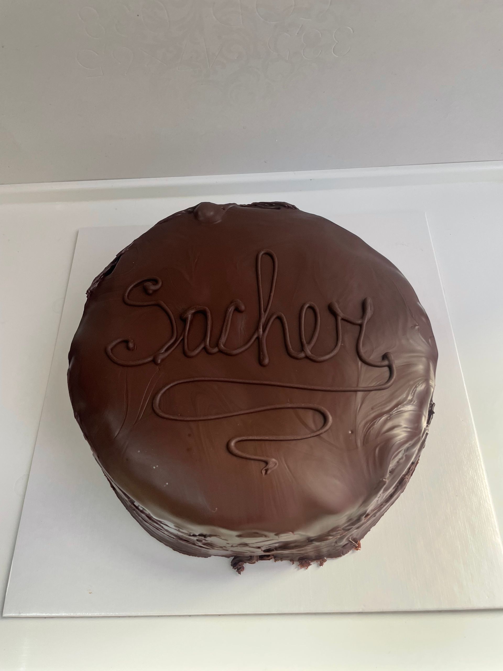 Una torta a forma di cuore con sopra delle bacche