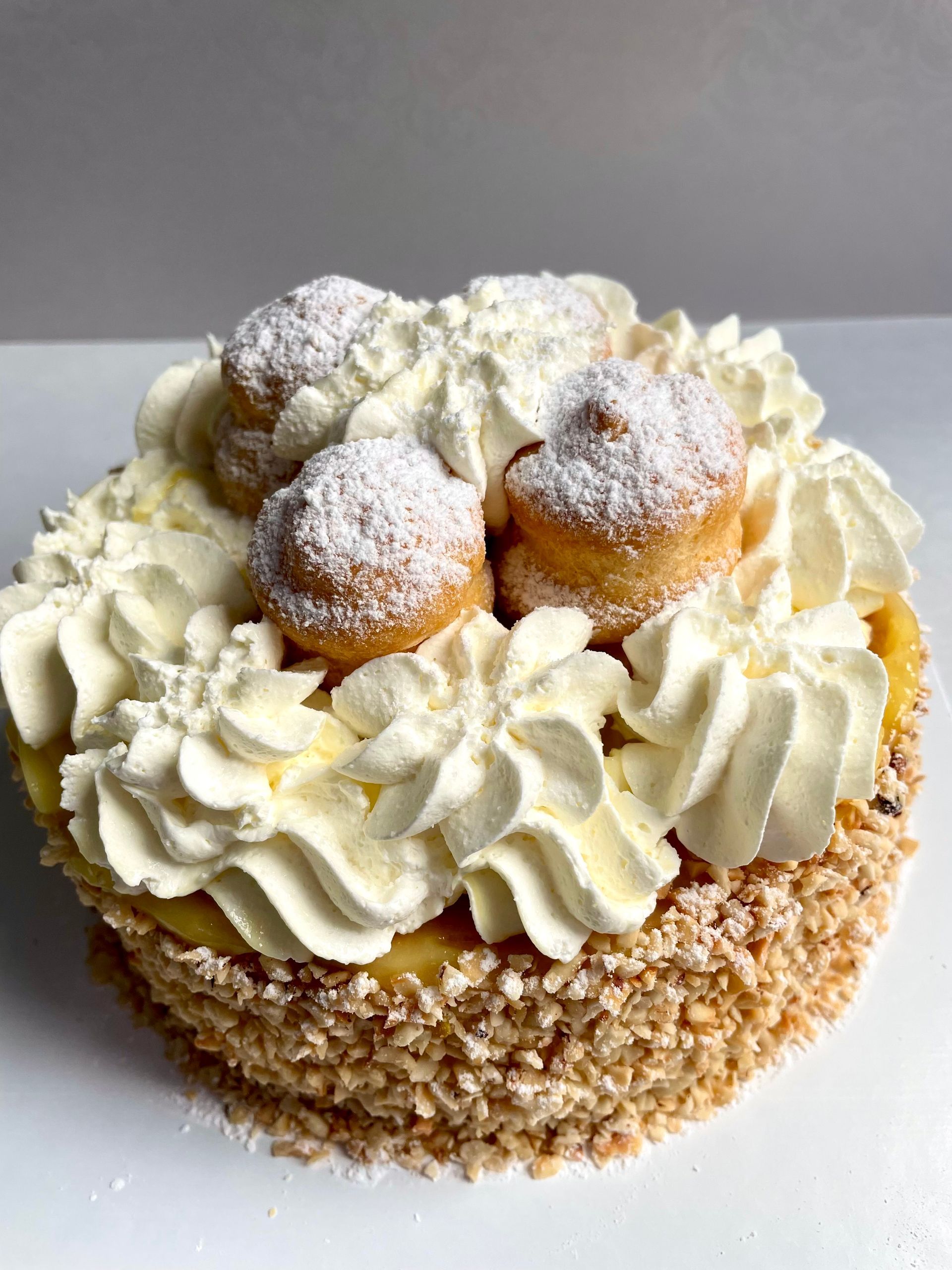 Una torta a tre piani con sopra delle bacche