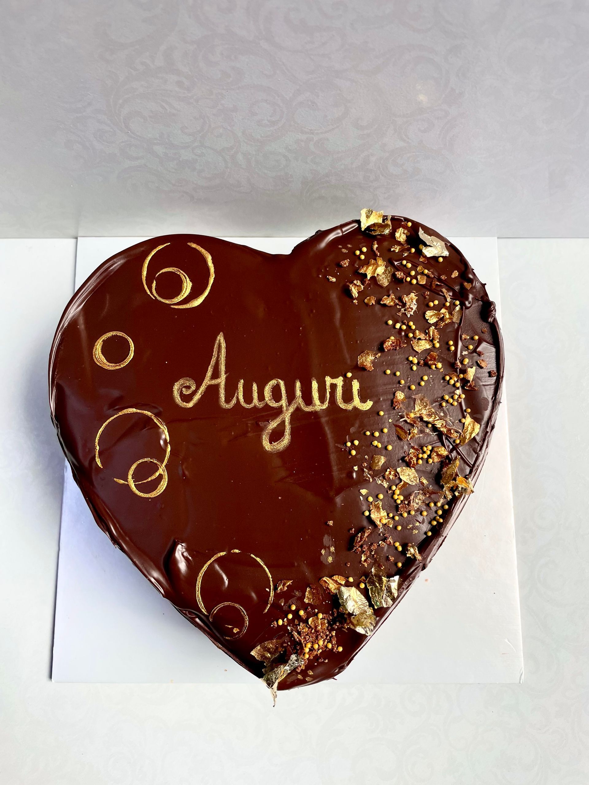 Quattro torte a forma di cuore con la scritta buon compleanno scritta sopra