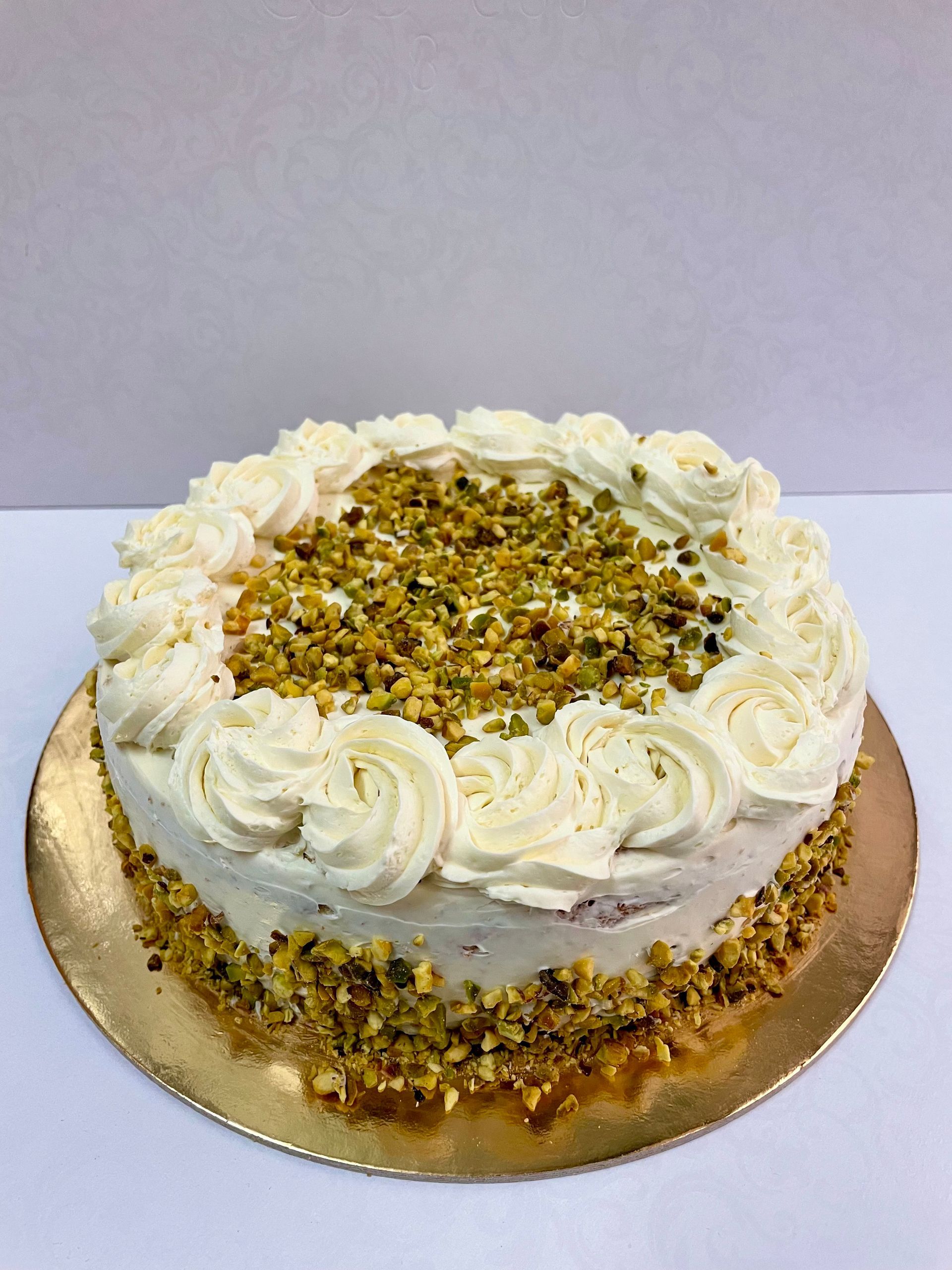 Una torta a forma di numero 40 fatta di frutta