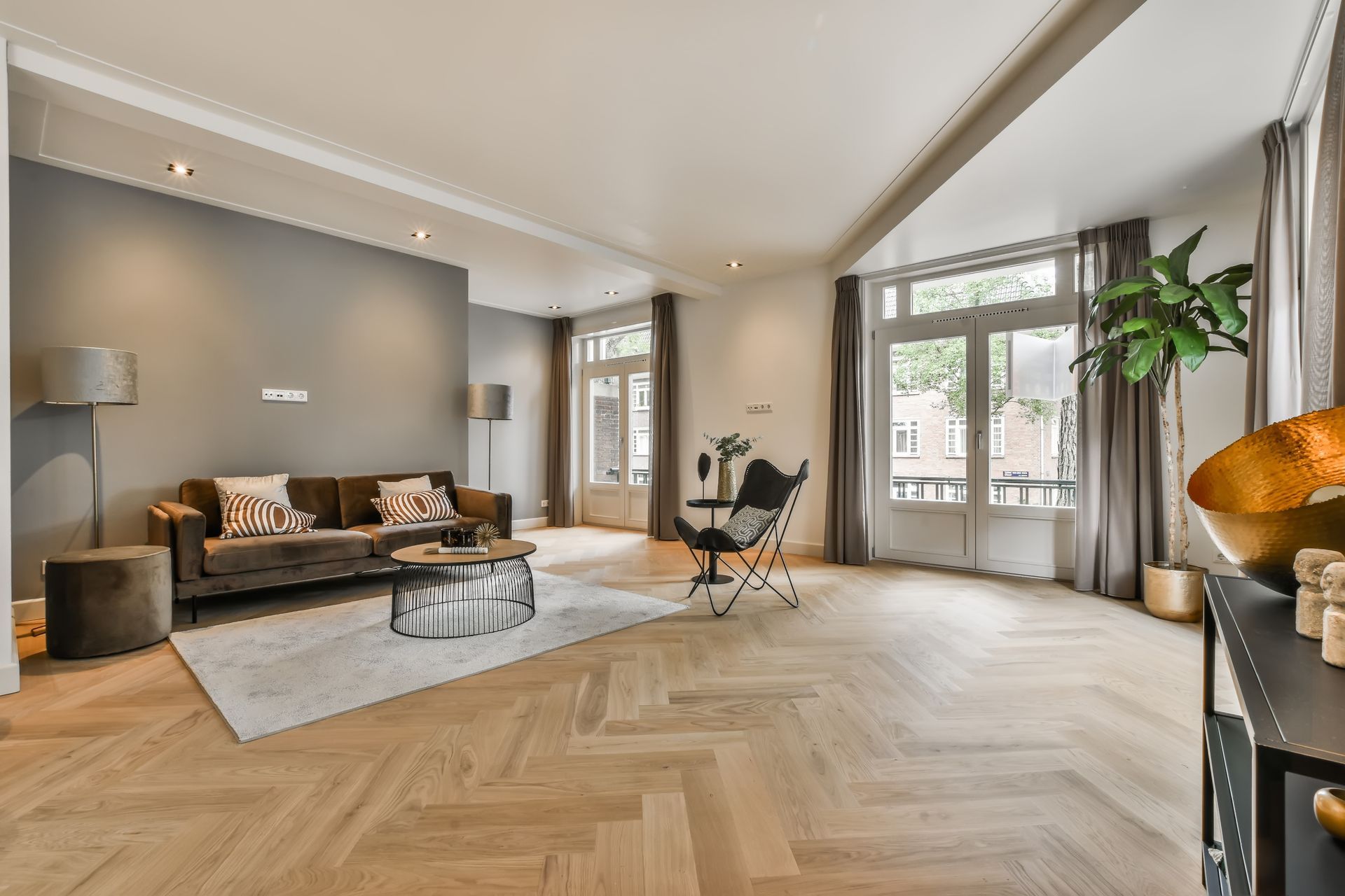 Intérieur d'une maison neuve avec un focus sur le sol en parquet