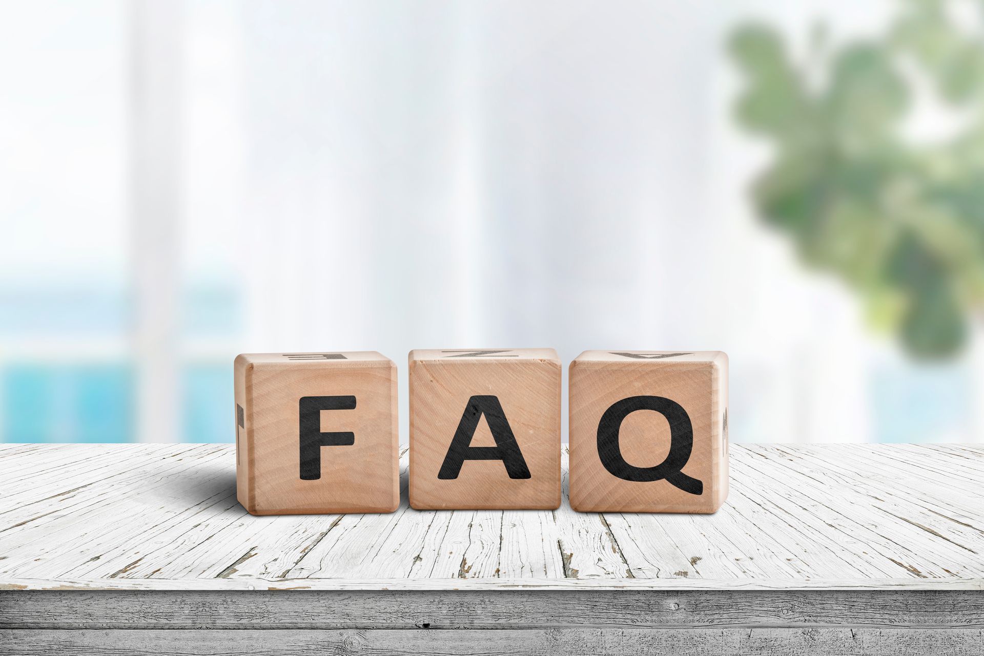 Dés en bois avec écrit FAQ.