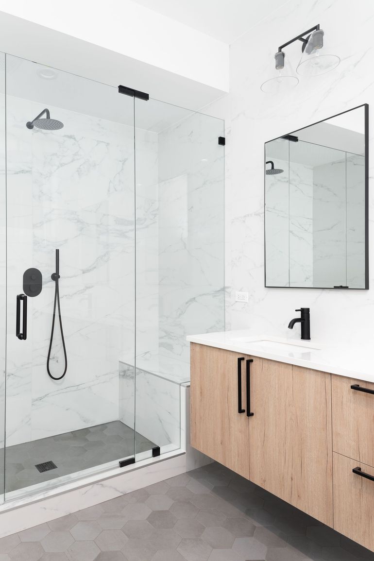 Salle de bains moderne avec douche.