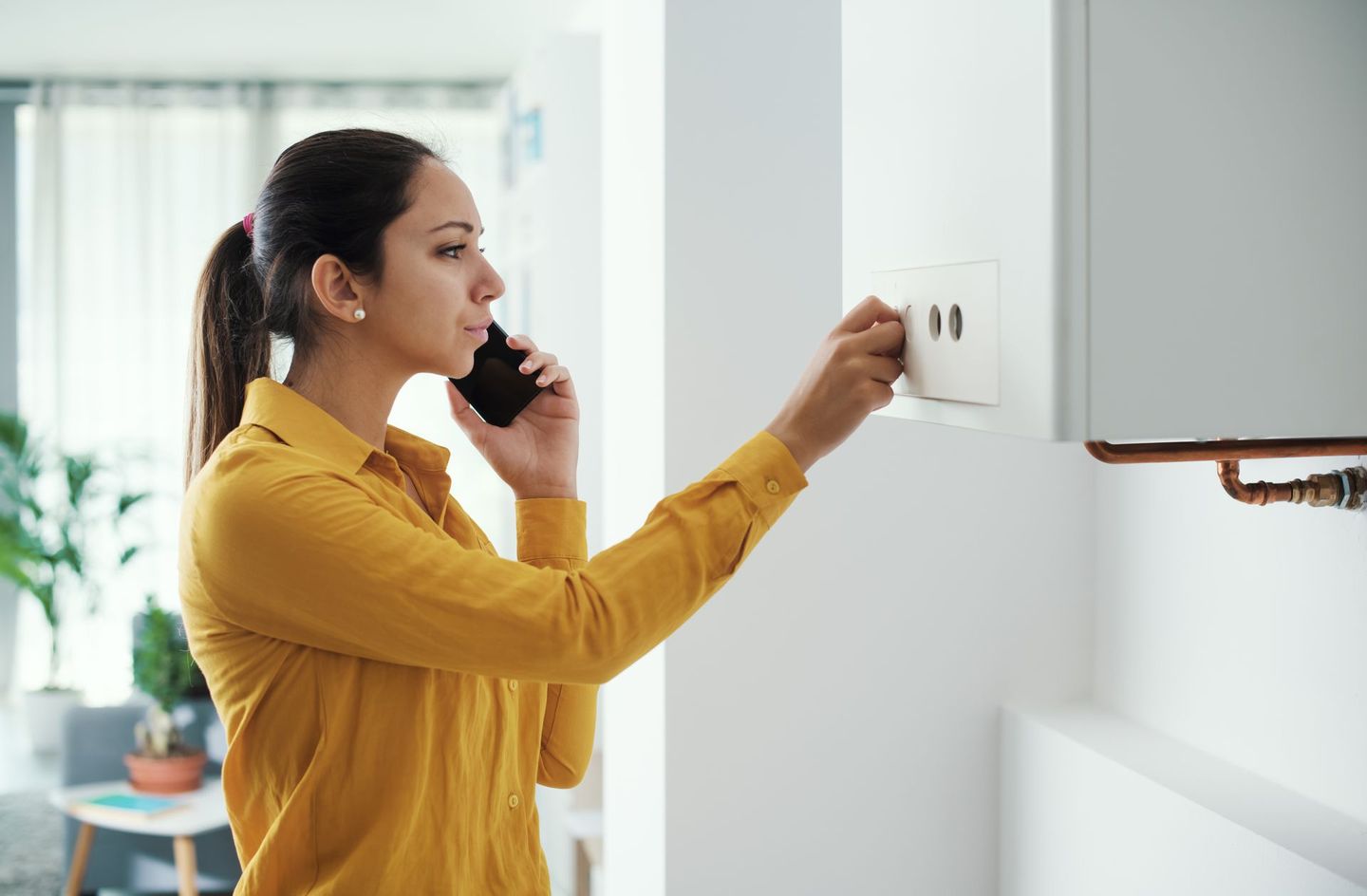 Femme téléphonant à un réparateur pour sa chaudière.