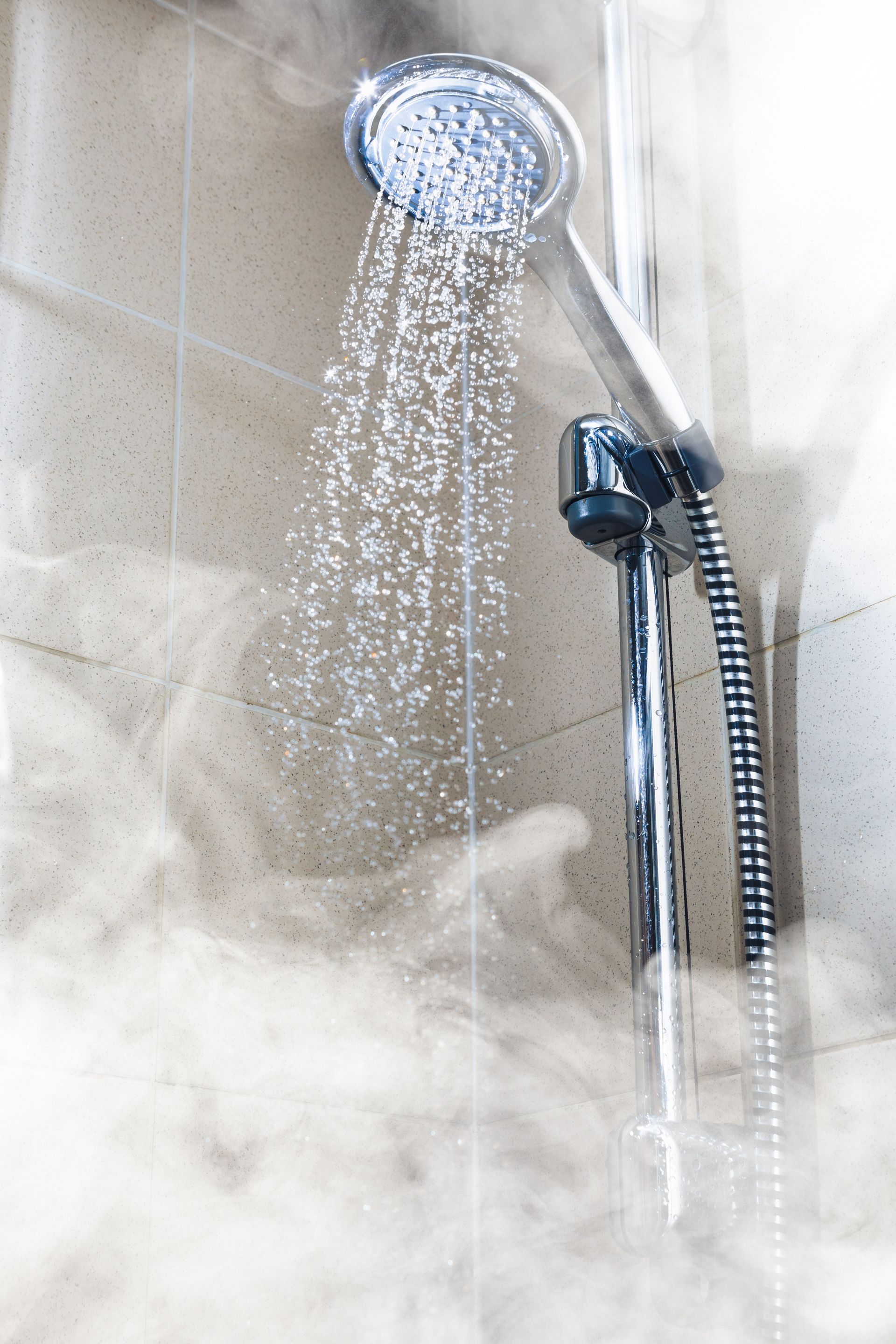 Eau chaude coulant dans une douche.