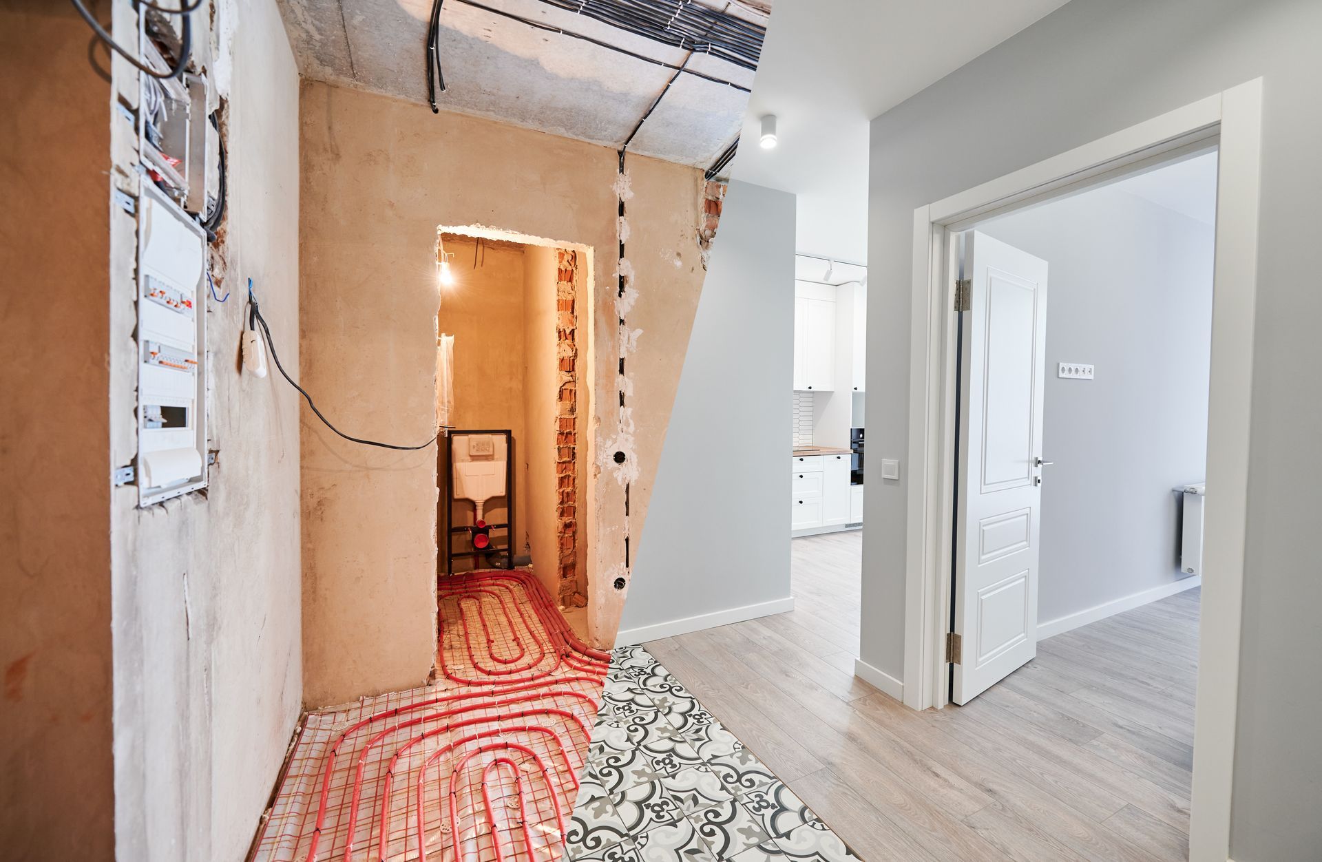 Chantier de plancher chauffant avant et après.