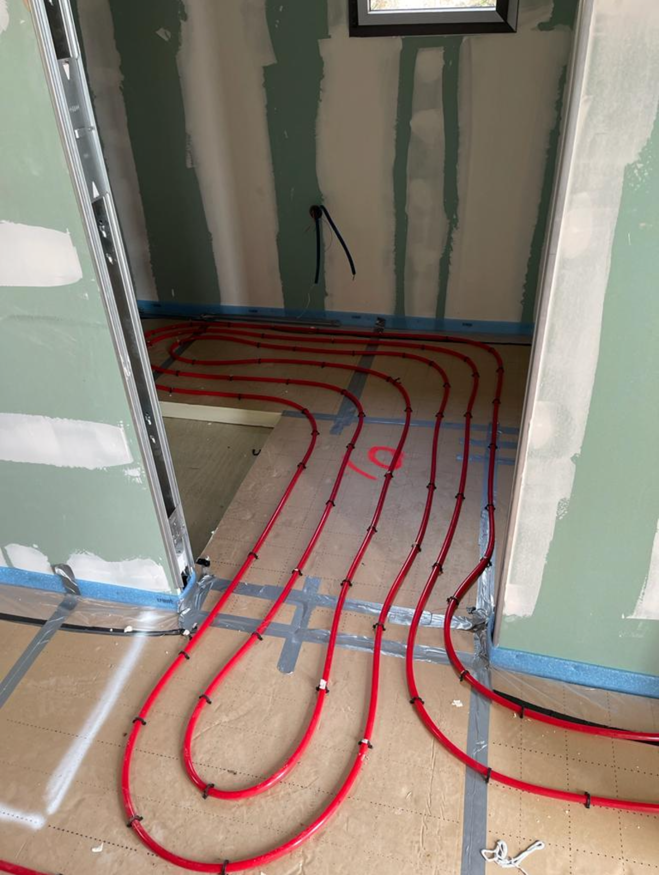 Plancher chauffant au niveau d'une ouverture.