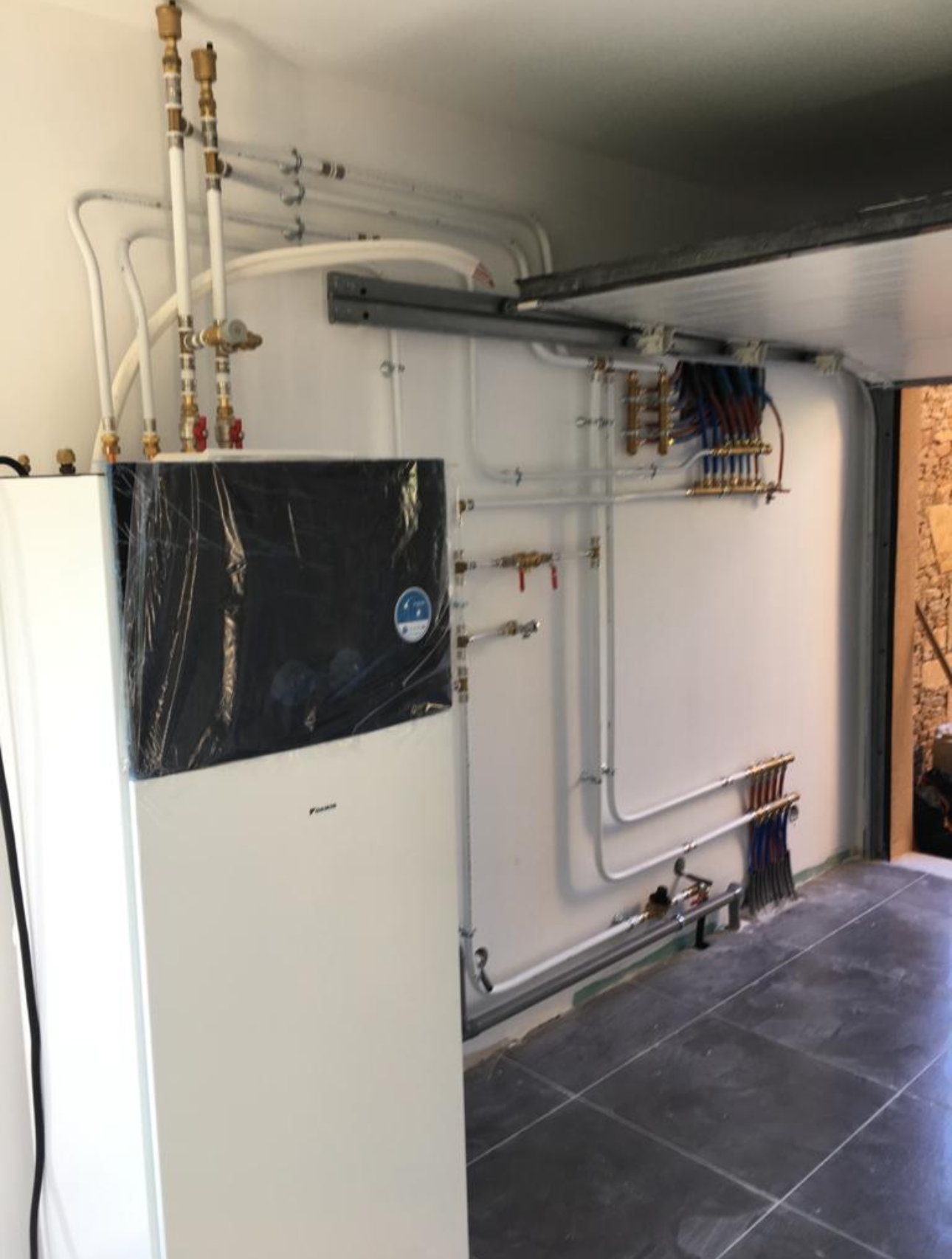 Installation d'une pompe à chaleur air-eau à L'Arbresle.