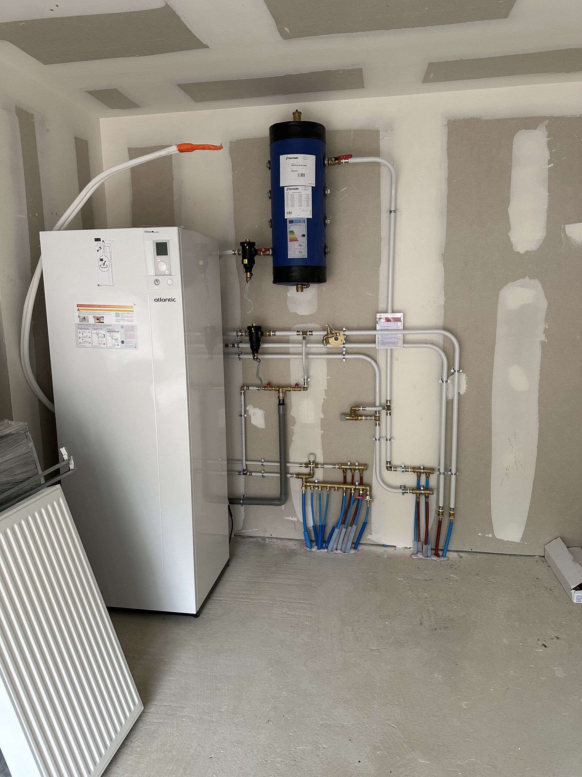 Installation d'une pompe à chaleur air-eau à Ville-sur-Jarnioux.