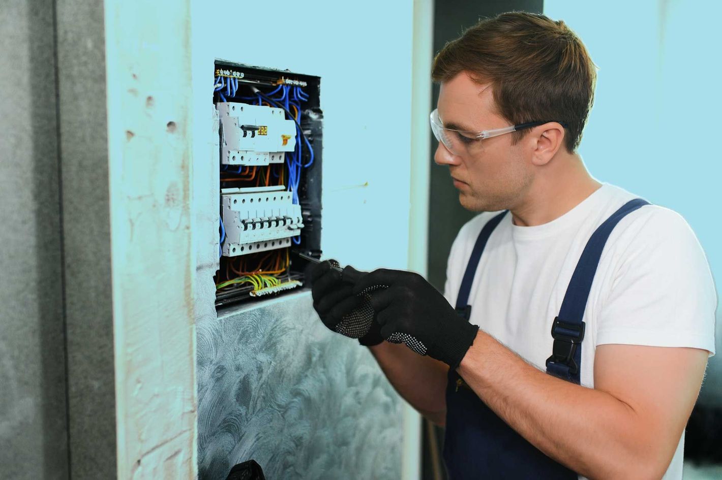 Technicien intervenant sur un panneau électrique