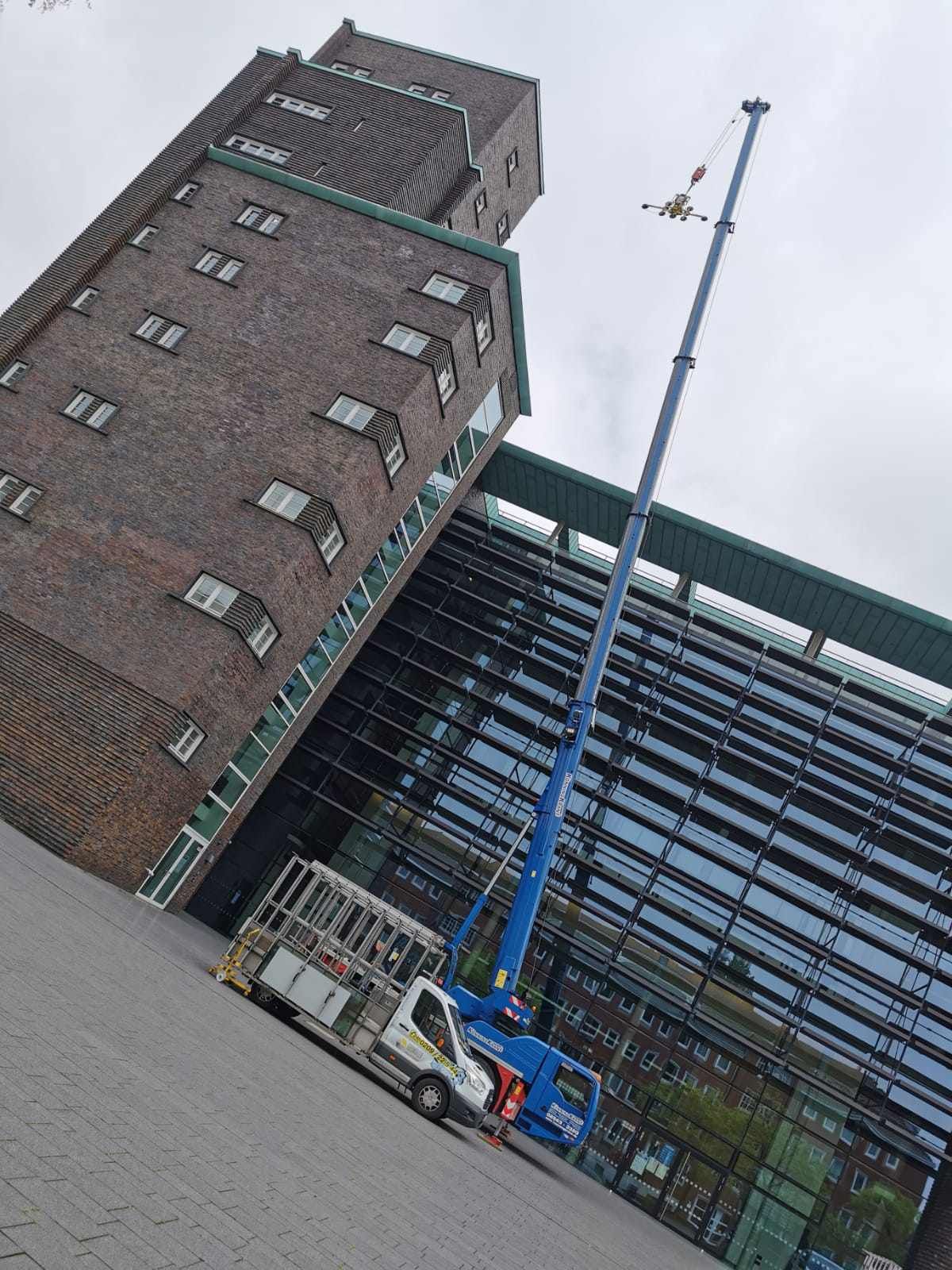 Glasarbeiten mit Kran am Hans-Sachs-Haus in Gelsenkirchen