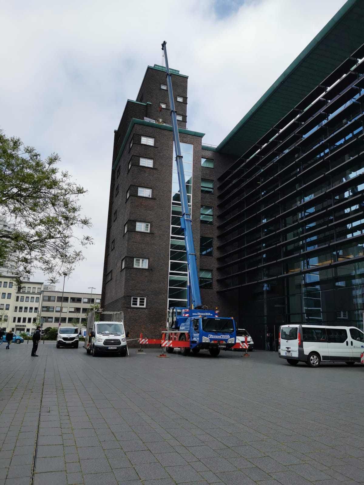 Glasarbeiten mit Kran am Hans-Sachs-Haus in Gelsenkirchen