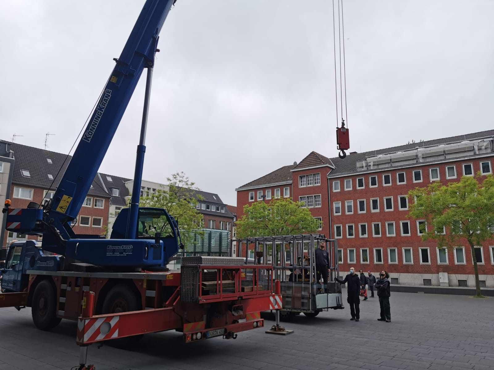 Glasarbeiten mit Kran am Hans-Sachs-Haus in Gelsenkirchen
