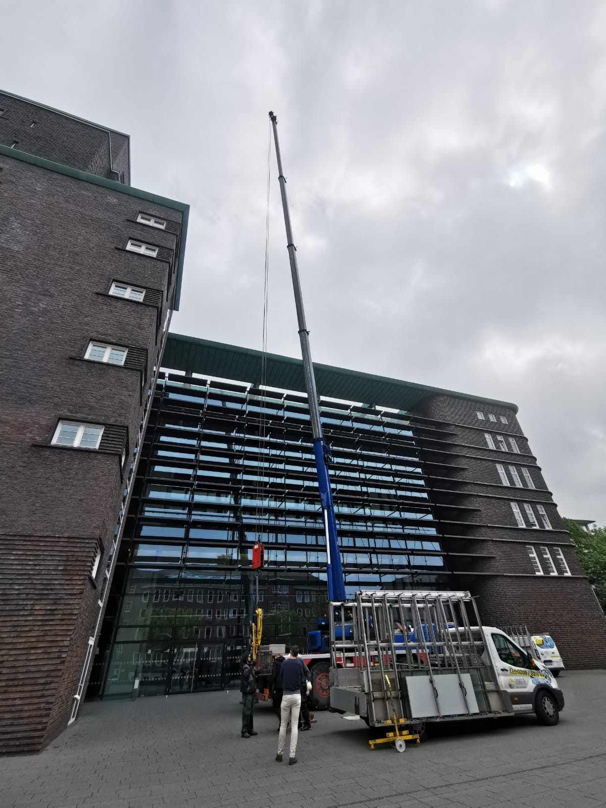 Arbeiten mit einem Kran am Hans Sachs Haus