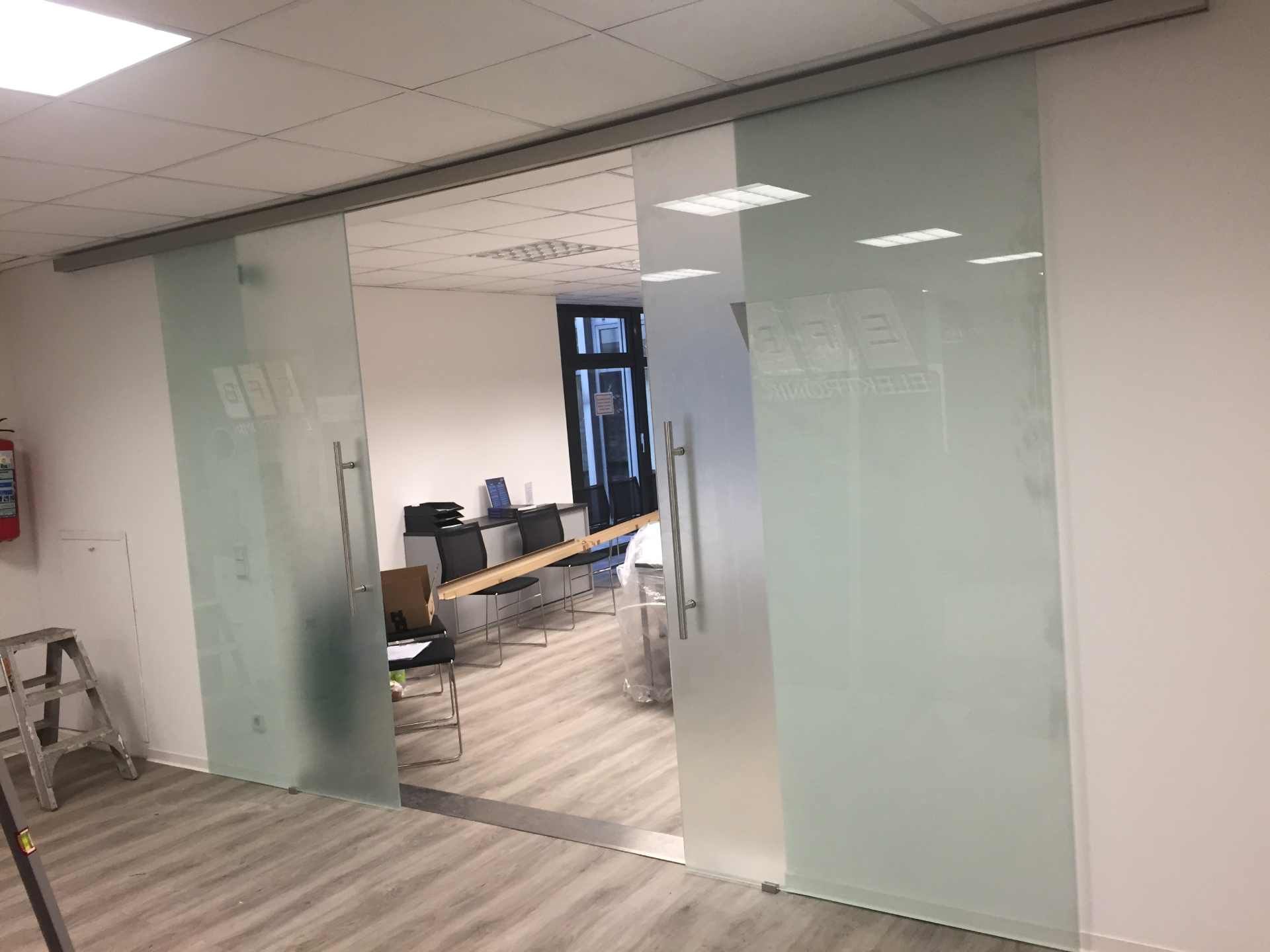 Ein Raum mit Glasschiebetüren in einem Büro