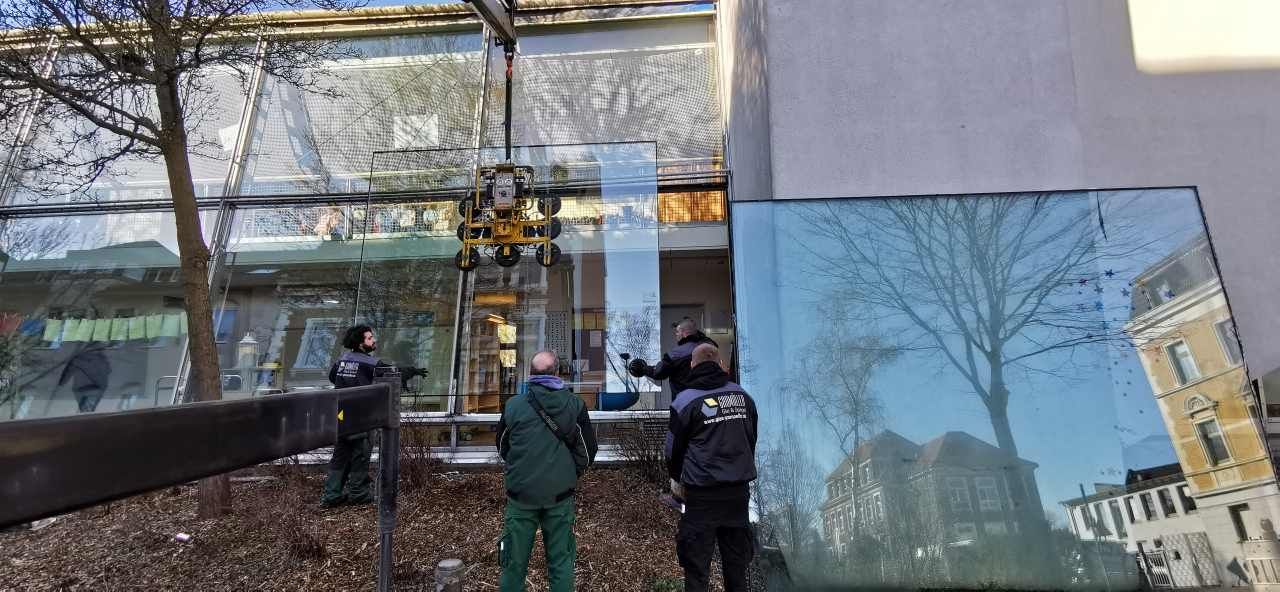 Arbeiten an einer Glasfront von LIDL