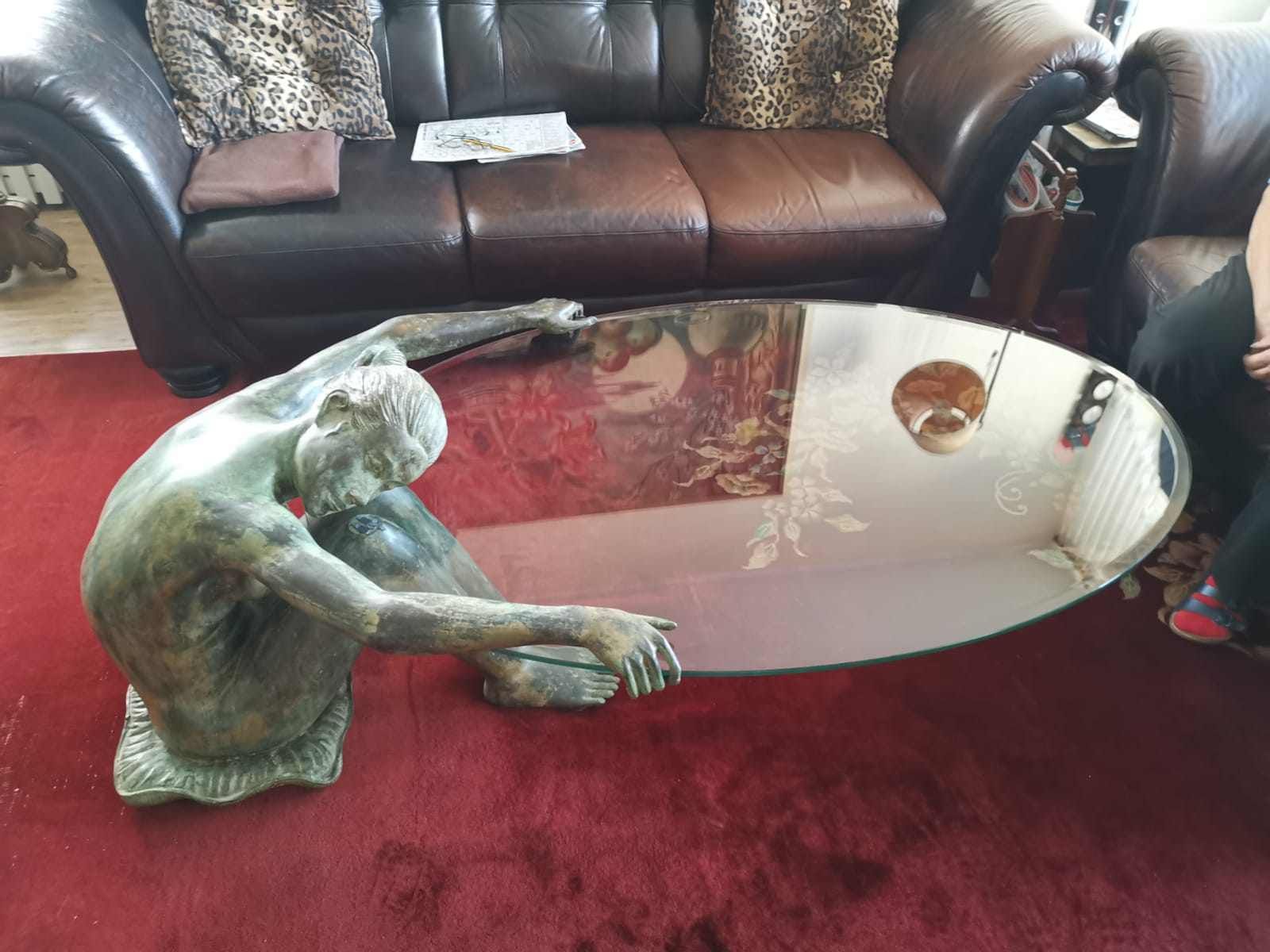 Tisch mit Glasplatte und weiblicher Statue