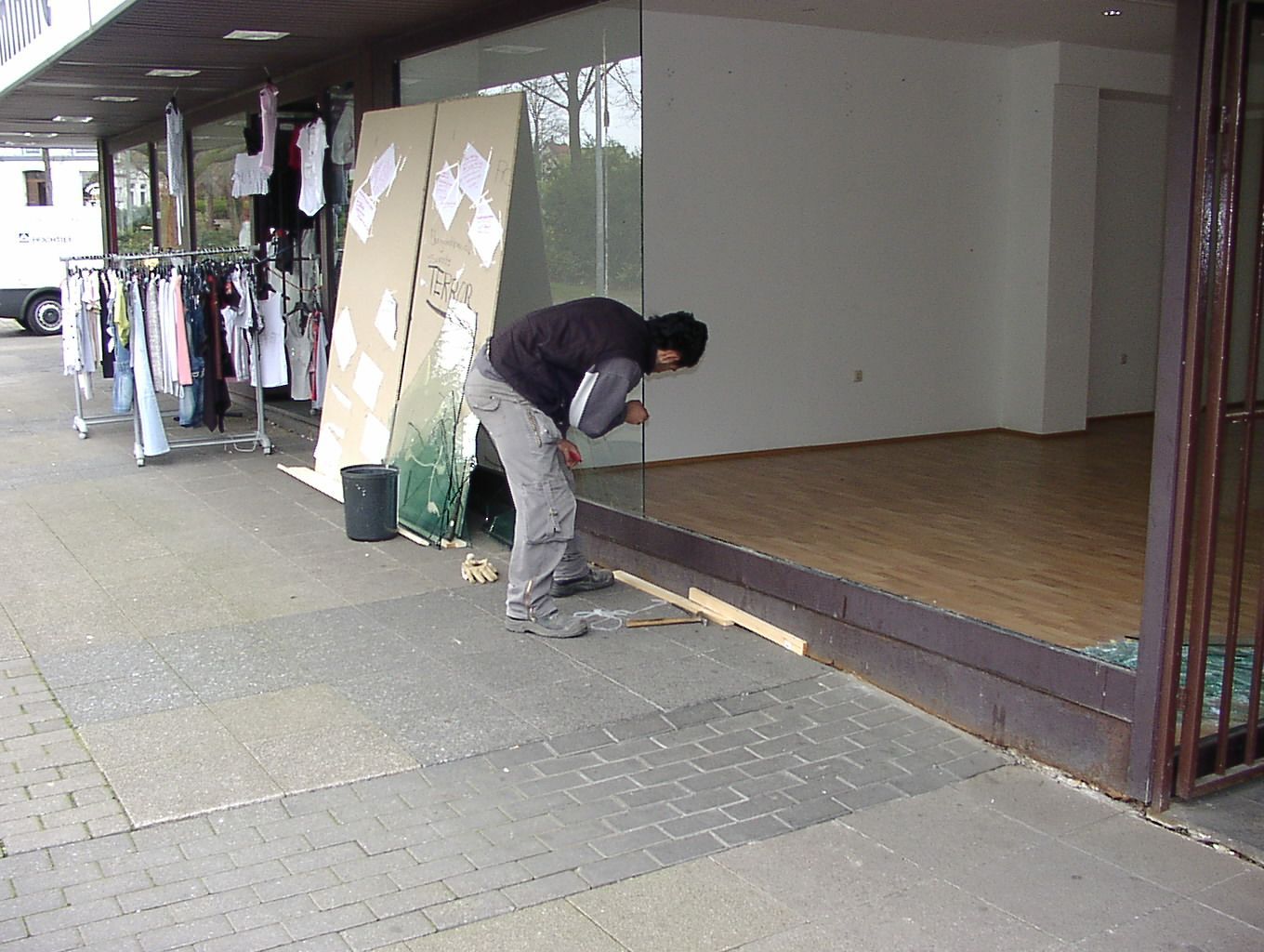 Mann setzt eine neue Glasscheibe im Schaufenster ein