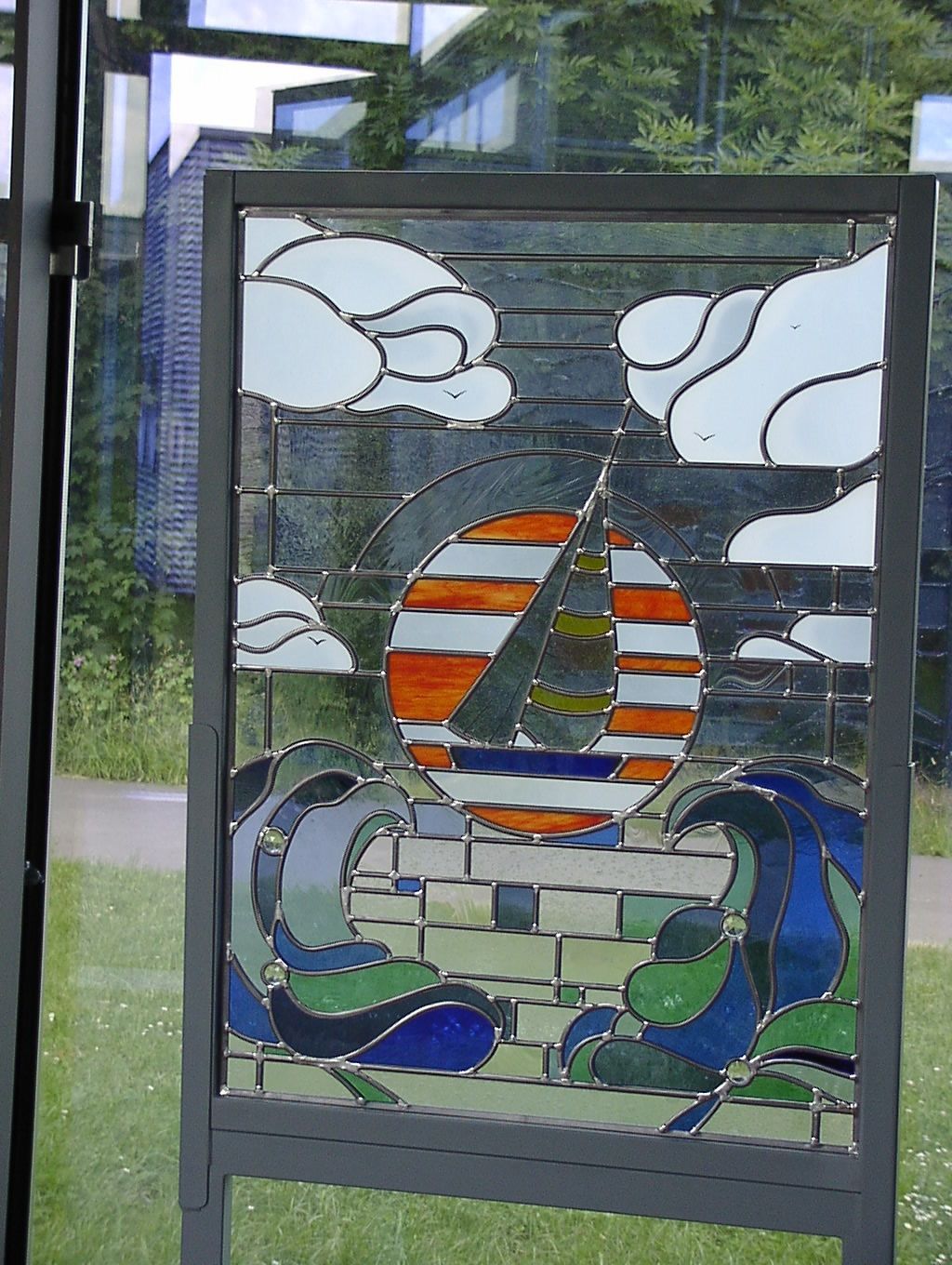 Ein Bleiglasbild mit einem Boot und Wellen darauf