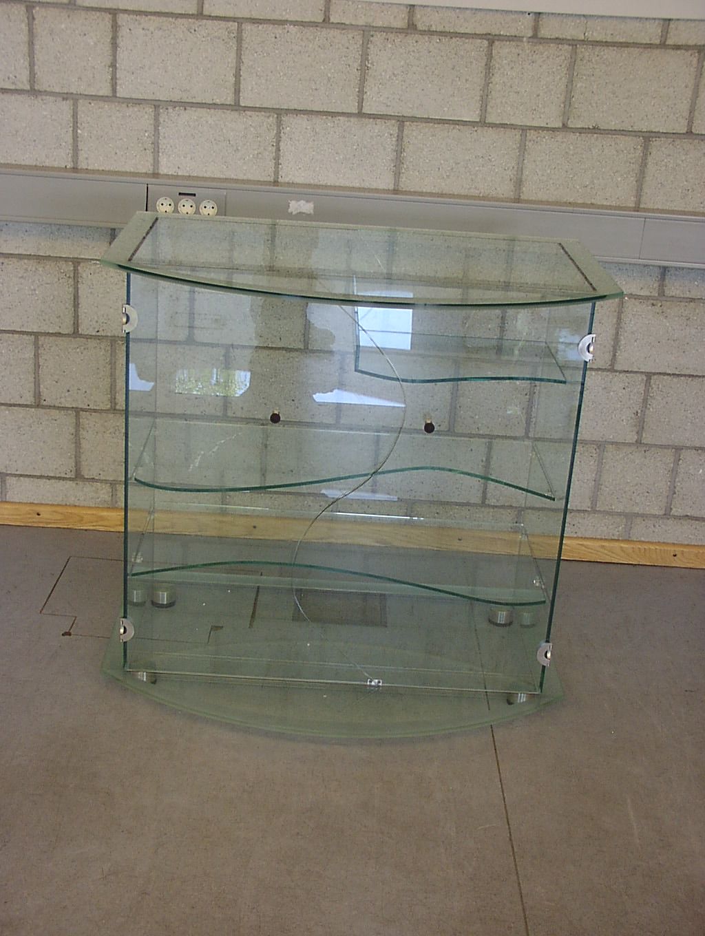 Asymmetrisches Glasregal