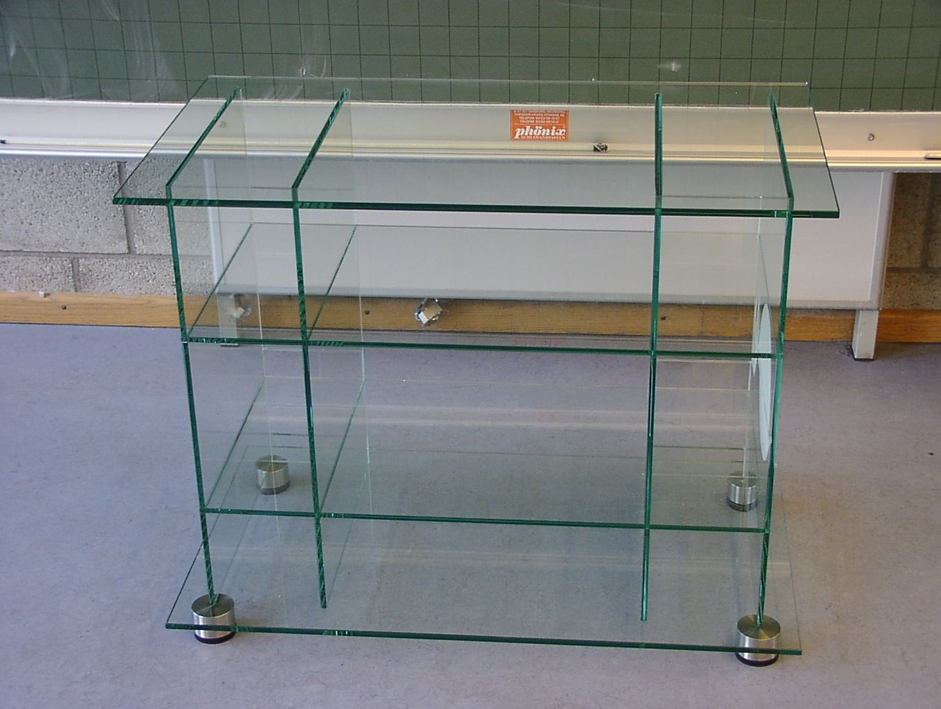 Ein dreistöckiges Glasregal