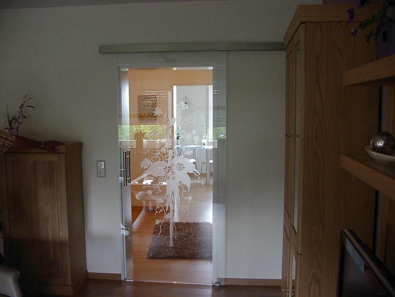 Eine verzierte Glasschiebetür in einem Wohnzimmer