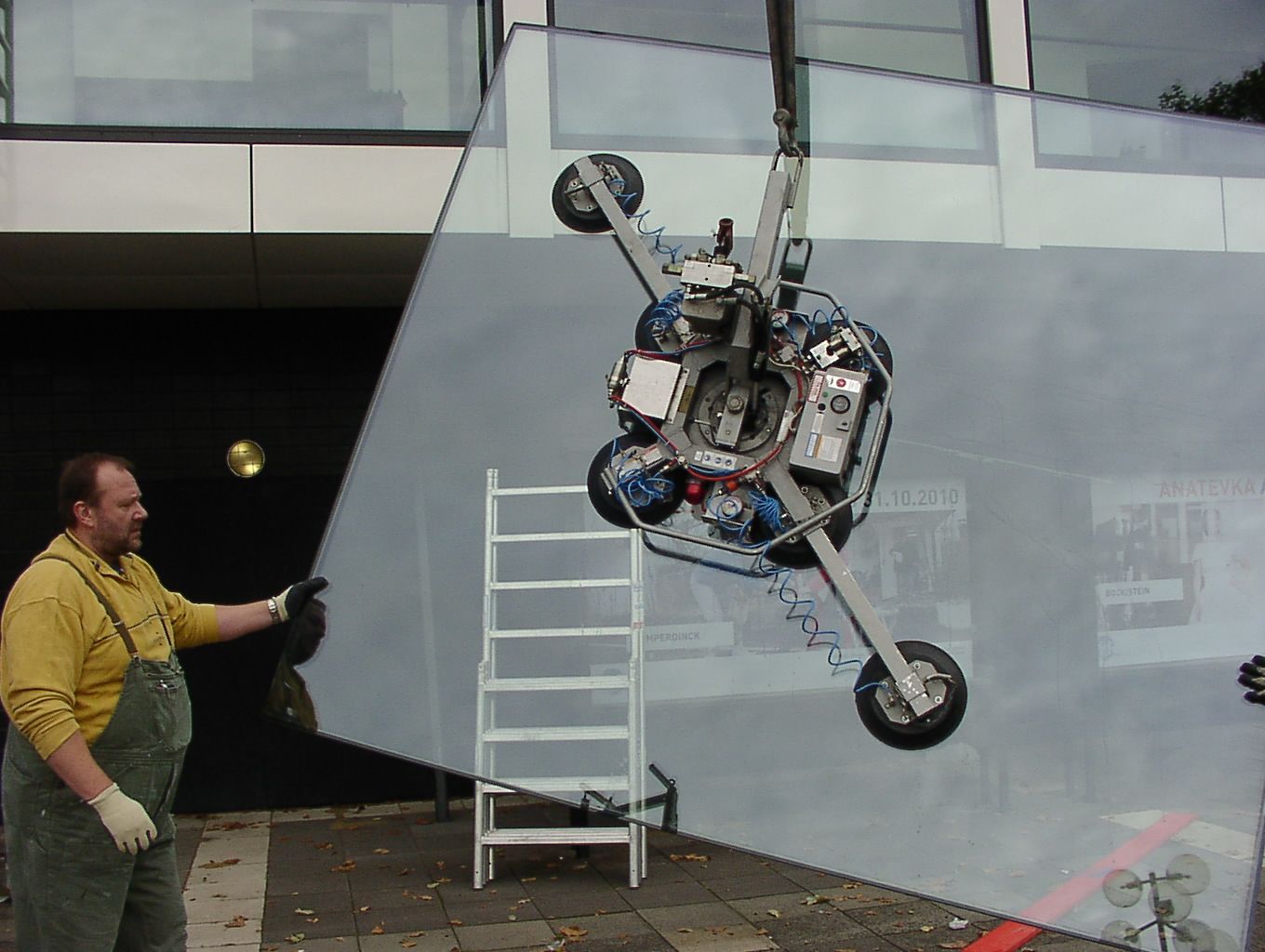 Kran hebt große Glasscheibe