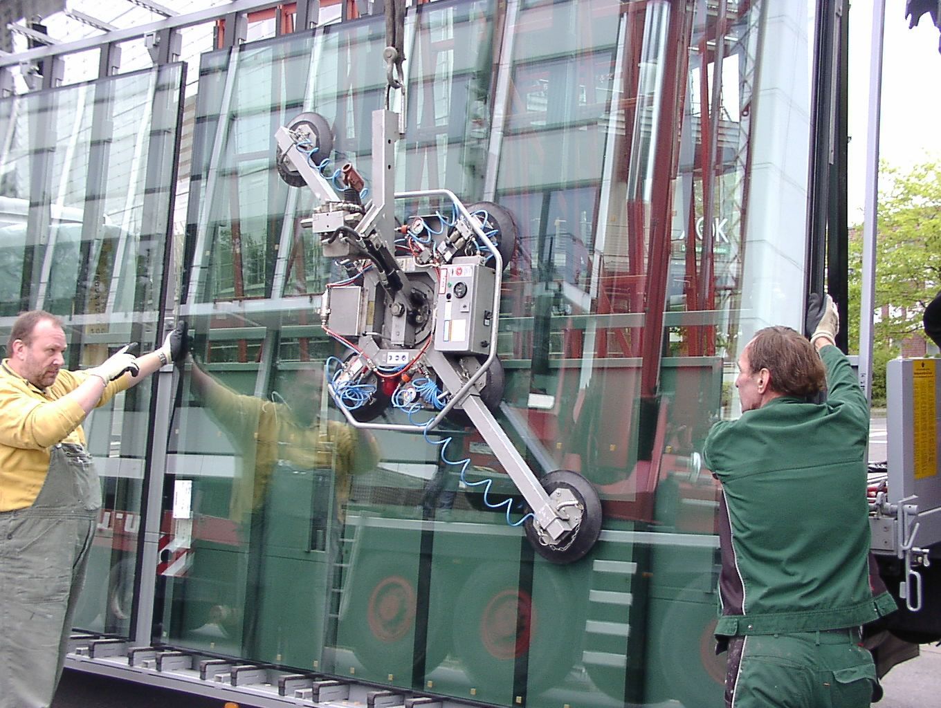 zwei Männer justieren große Glasscheibe