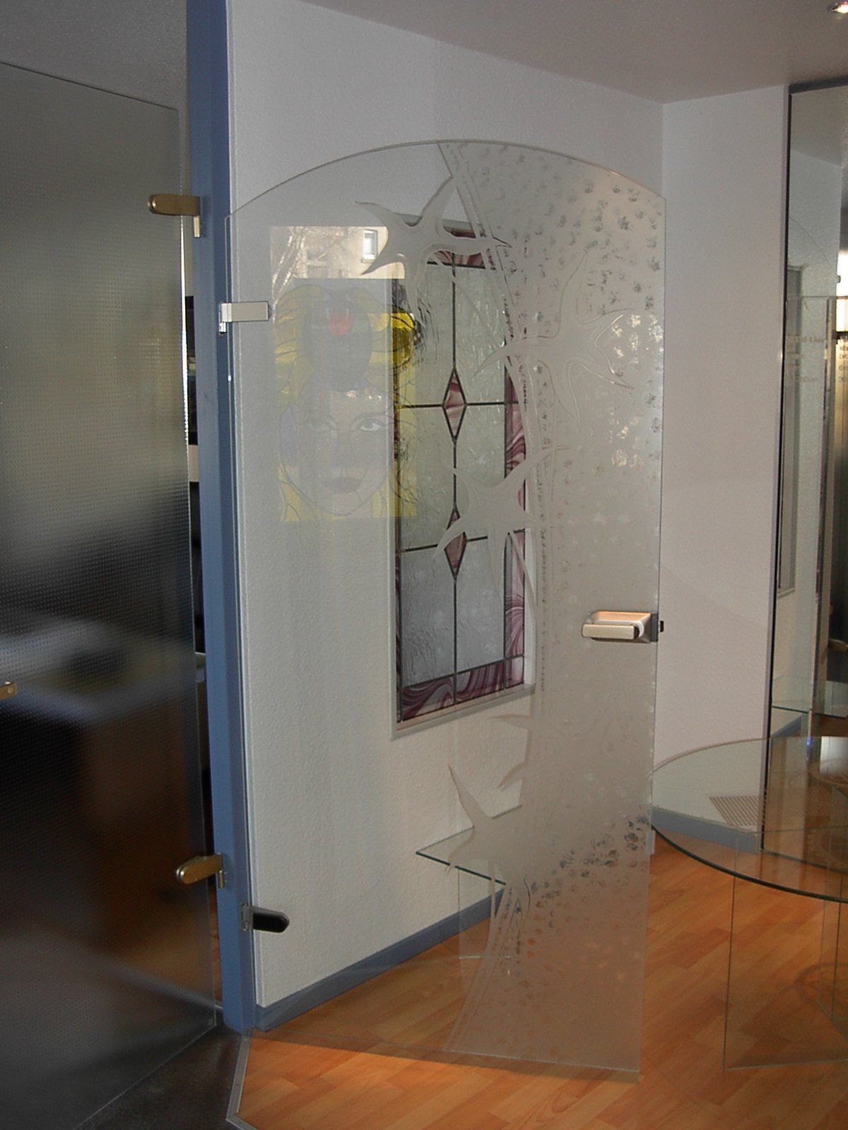 Verzierte Glastür in einem Wohnhaus