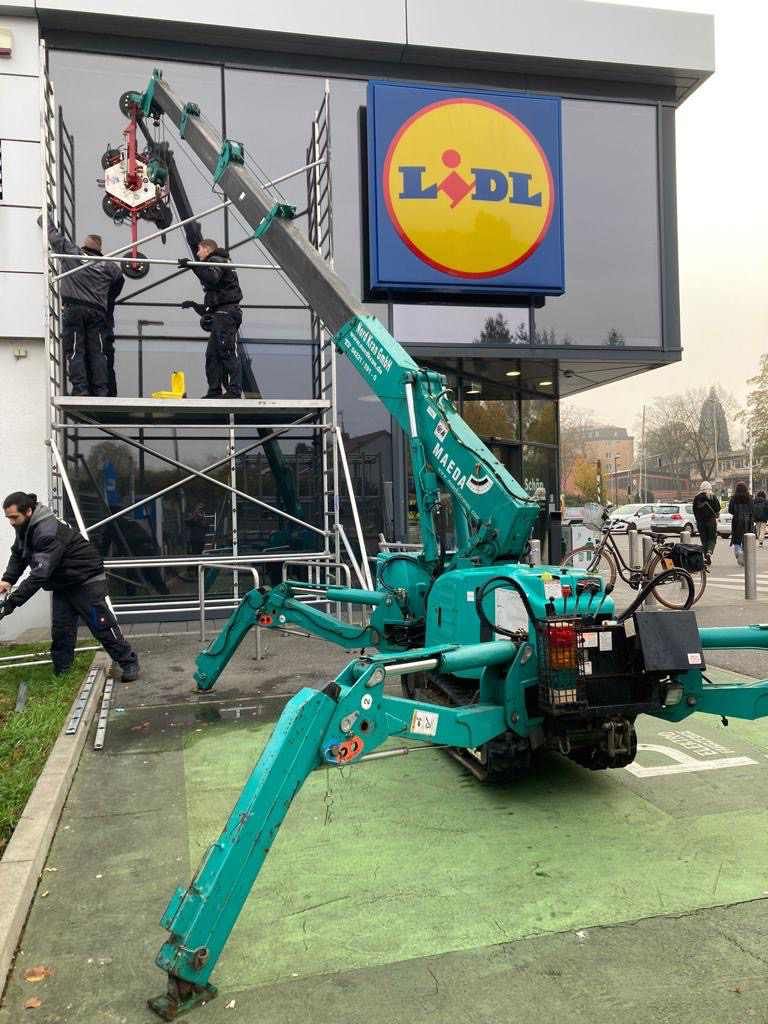 Arbeiten an einer Glasfront eines Hochhauses