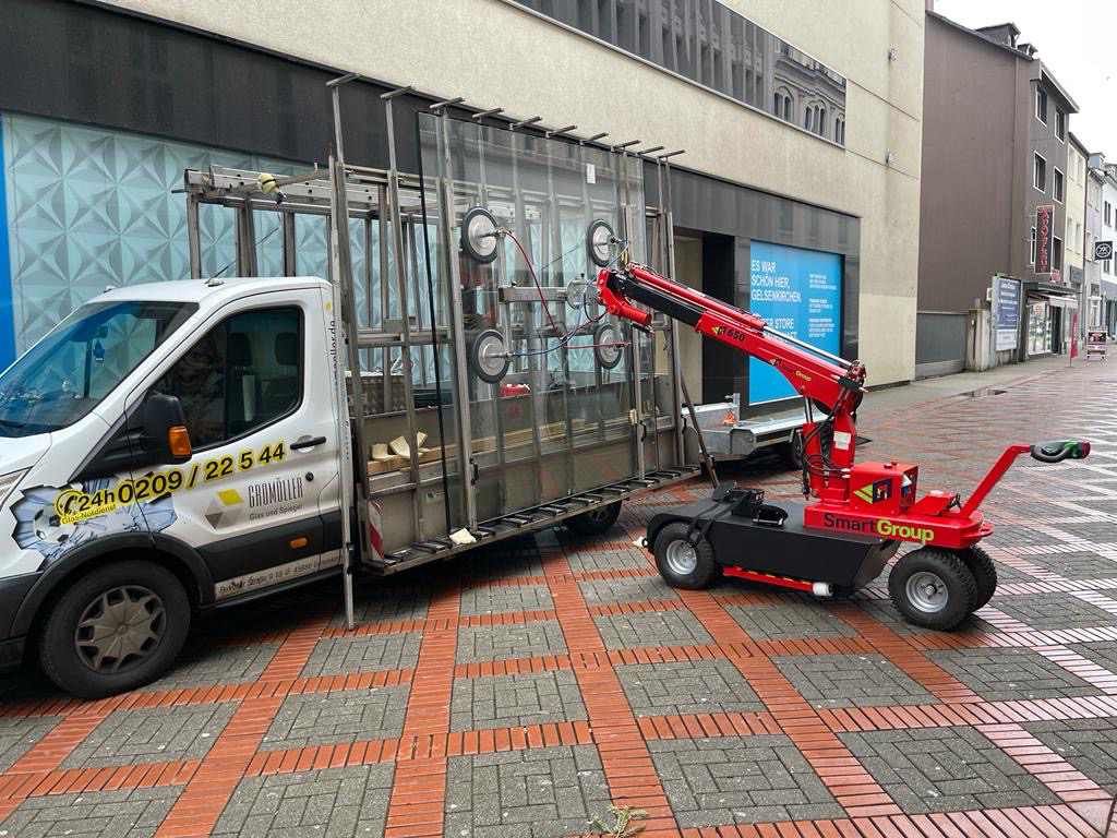 Einsatz eines neuen Schaufensters durch Kran mit Saugnäpfen