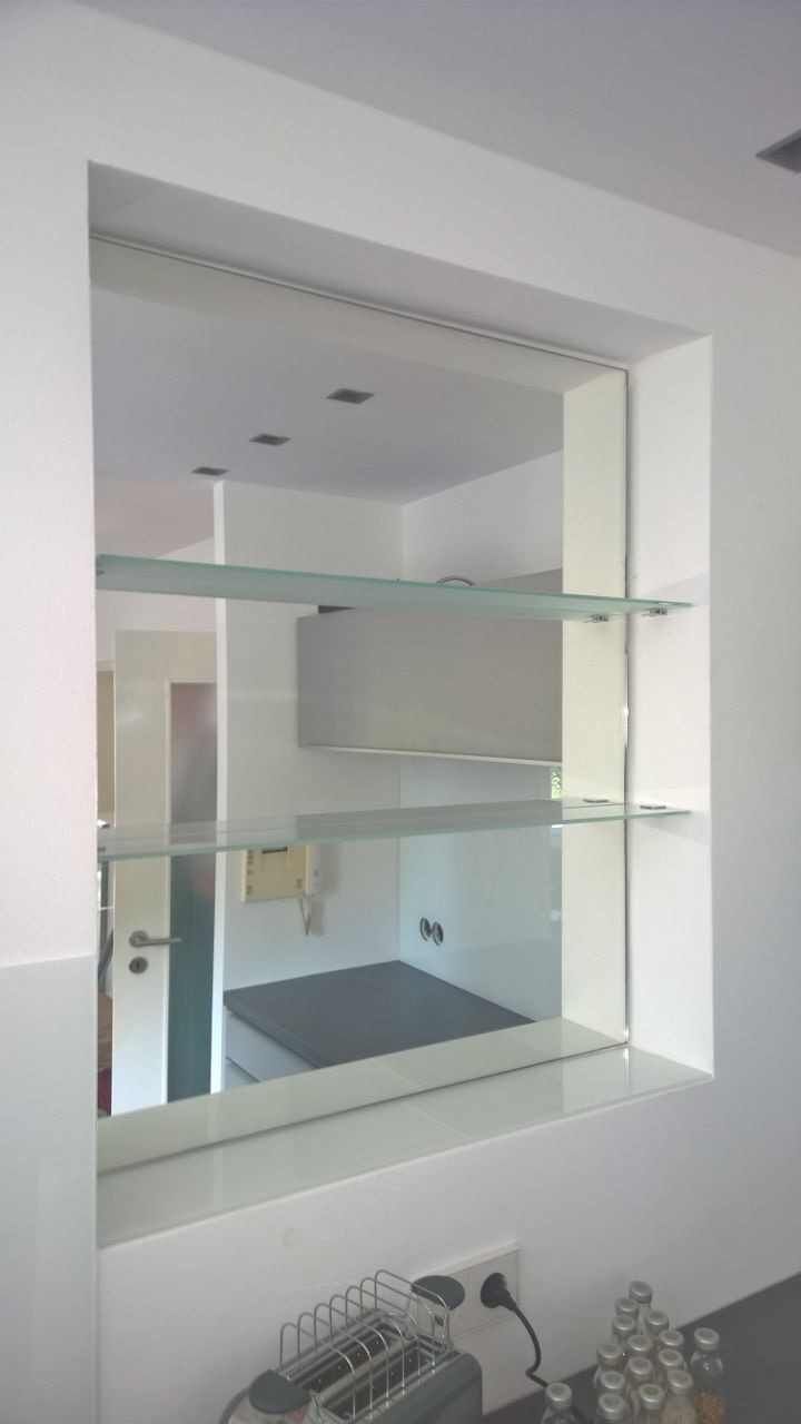 Spiegel mit gläsernen Regalböden